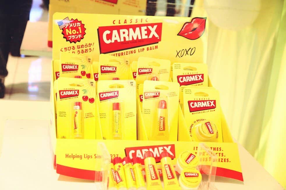 Soup.のインスタグラム：「本日発売！ メイクアーティストも愛用するリップ「CARMEX」は使い心地も優しい！気になった人は、ぜひプロフのリンクからチェックしてみて。 #CARMEX #メイク #リップ #ポーチの中身 #宮瀬いと #もね #高島ひな #プチプラ #プチプラコスメ」