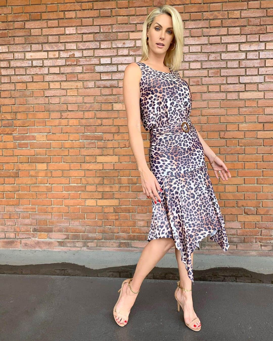 Ana Hickmannさんのインスタグラム写真 - (Ana HickmannInstagram)「Eu AMO animal print !!! Este conjunto de saia e blusa 🐆 é lindo, olha o movimento da saia ❤️❤️❤️. Tudo @anahickmannloja 🥰. #lookah #anahickmann #anahickmannloja #fashion」11月6日 9時48分 - ahickmann