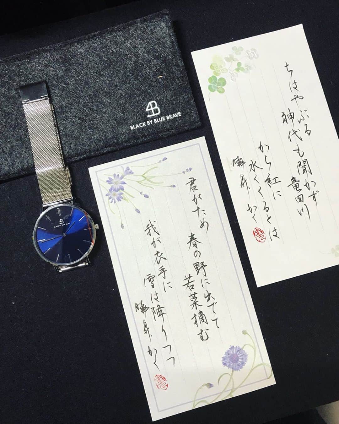 鈴木暁昇のインスタグラム：「* ◆4bwatches×百人一首 * 4bwatches @4bwatches_japan さんに百人一首を添えて * ◆君がため 春の野に出でて 若菜摘む 我が衣手に 雪は降りつつ *【意訳】 あなたのために、春の野に出て若菜を摘む私の袖に、雪がしきりに降りかかっています。 * ◆ちはやぶる 神代も聞かず 竜田川 から紅に 水くくるとは * 【意訳】 遠い時代にさえ聞いたことがありません。竜田川の紅葉が散りしいて、流れる水をから紅色にくくり染めにするとは。 * ◆4Bウォッチ◆ 日本でこれから注目される4B✨ コンセプトは、「自分のスタイル、自由な表現」。『色』を基調とした上品でシンプルなデザインがとても美しい時計です。この🔵時計も深みのあるブルー🔵がとても綺麗です✨ * クーポンコード使用で10パーセントオフになります。 ▼▼✨クーポンコード✨▼▼ ■gyous1021 ■有効期限：2020年10月21日 *  @4bwatches_japan から簡単にホームページに飛べます。 * *** *** *** *** *** *** ◆12月開講 鈴木曉昇通信基礎講座・新規受講生募集✨ * ◆書遊クラス・新規受講生募集✨ * 詳しい内容はホームページに記載しております。申し込みはメッセージかホームページ問い合わせより受付致します。 * 🔎鈴木曉昇 🔎鈴木曉昇 書芸教室 * #書道 #鈴木曉昇 #和 #wabisabi #calligraphy #筆文字 #artistic #硬筆 #ペン字 #beautiful #chinesecalligraphy #japanesecalligraphy #墨 #sumi #書法 #japan #手書き #美文字 #手書きツイート #オリンピック #Olympic #japaneseculture #日本 #chineseculture #書道パフォーマンス #4bwatches#腕時計 #時計 #BLACK BY BLUE BRAVE」