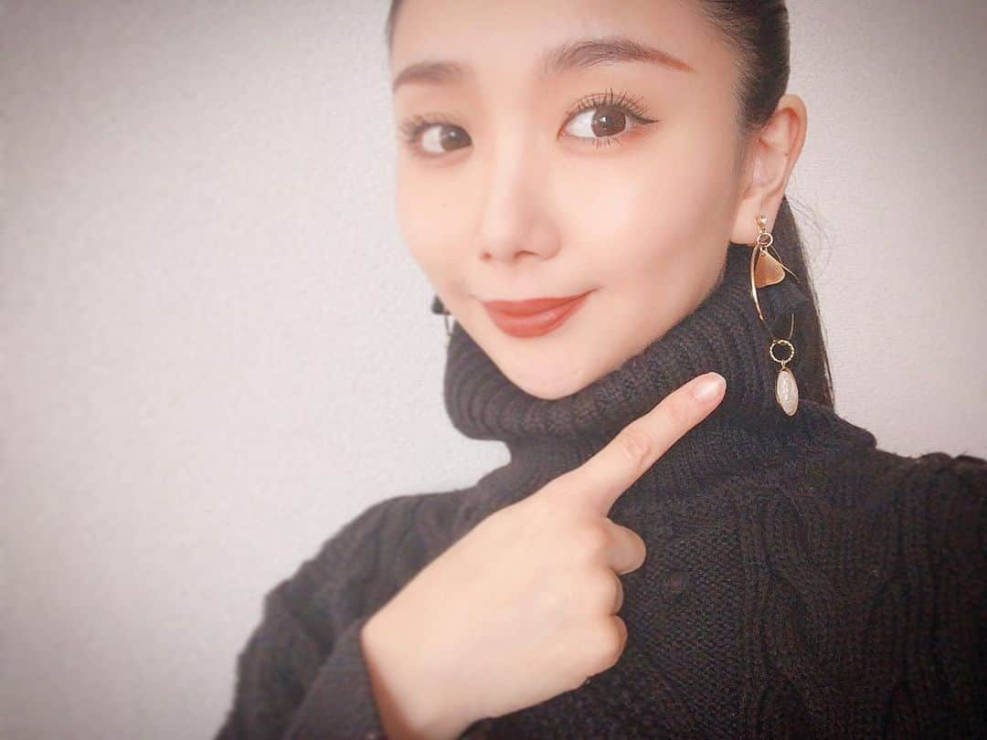 まりゑさんのインスタグラム写真 - (まりゑInstagram)「最近、つけていると必ず“このイヤリング可愛い💕”と褒められる✨ 何を隠そう、愛方RiRiKAの旦那様・陶芸家の青木良太さんの作品です。 陶芸家が創る“イヤリング”なんて人生で初めての出会い。そしてデザインも全て良太さん！センス！！やはり人間センスが大切なんだなぁ、と強く頷くわけです。普段使いにも、ちょっとしたパーティーシーンでも活躍しちゃうイヤリングに感激。これは、集めたくなっちゃう‼️ #青木良太 #RiRiKA  #ryotaaokipottery #ryotaaokigallery #RYOTAAOKI #イヤリング #ピアス無理派　#イヤリングもたくさんあってありがたい #まりゑ　#ファンタスマゴリック #ファンマゴ」11月6日 10時02分 - manmarumarie