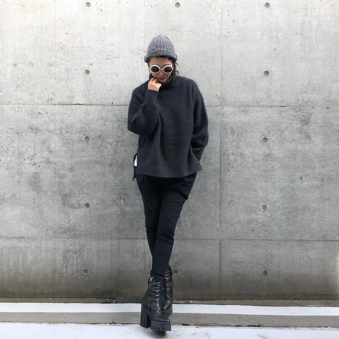 森本容子さんのインスタグラム写真 - (森本容子Instagram)「発売開始です！ラクーン畦編みタートルニットです。軽くて暖かい❗️色合いも風合いも、ボリューム感も最高です💛 パンツも再入荷しているメリルハイテンションジョニキニーです！ぜひー💛 ※こちらのコーディネートのウエア以外のお取り扱いはございません。この写真のアクセサリー、シューズなどは数年前に購入した物ですので、ご紹介しかねます😅シーズン内に購入したもので、優れものあっだ時は載せますねー！ 【森本容子セレクト オンラインストア】http://ymdo.tokyo ※新作お知らせから発売開始時間までも【在庫切れ】と表示されておりますので注意ください。 ※商品のお問い合わせ、質問はオンラインストアへお願い致します。  @kariangofficial @ymdoshop @bankertokyo @yocomorimoto #bankertokyo #ymdoshop #kariang #banker #tokyo #denim #japanmade #カリアング#バンカートーキョー #バンカー東京#レディスウェア#今日のコーデ#カットソー#コーディネート#森本容子#キッズウエア #マタニティウエア #マタニティ#マタニティコーデ #がんばれ高齢出産 #fashion #yocomorimoto  #生後6ヶ月 #離乳食 #生後7ヶ月#生後8ヶ月#生後9ヶ月#生後10ヶ月 #40代コーデ」11月6日 10時15分 - yocomorimoto