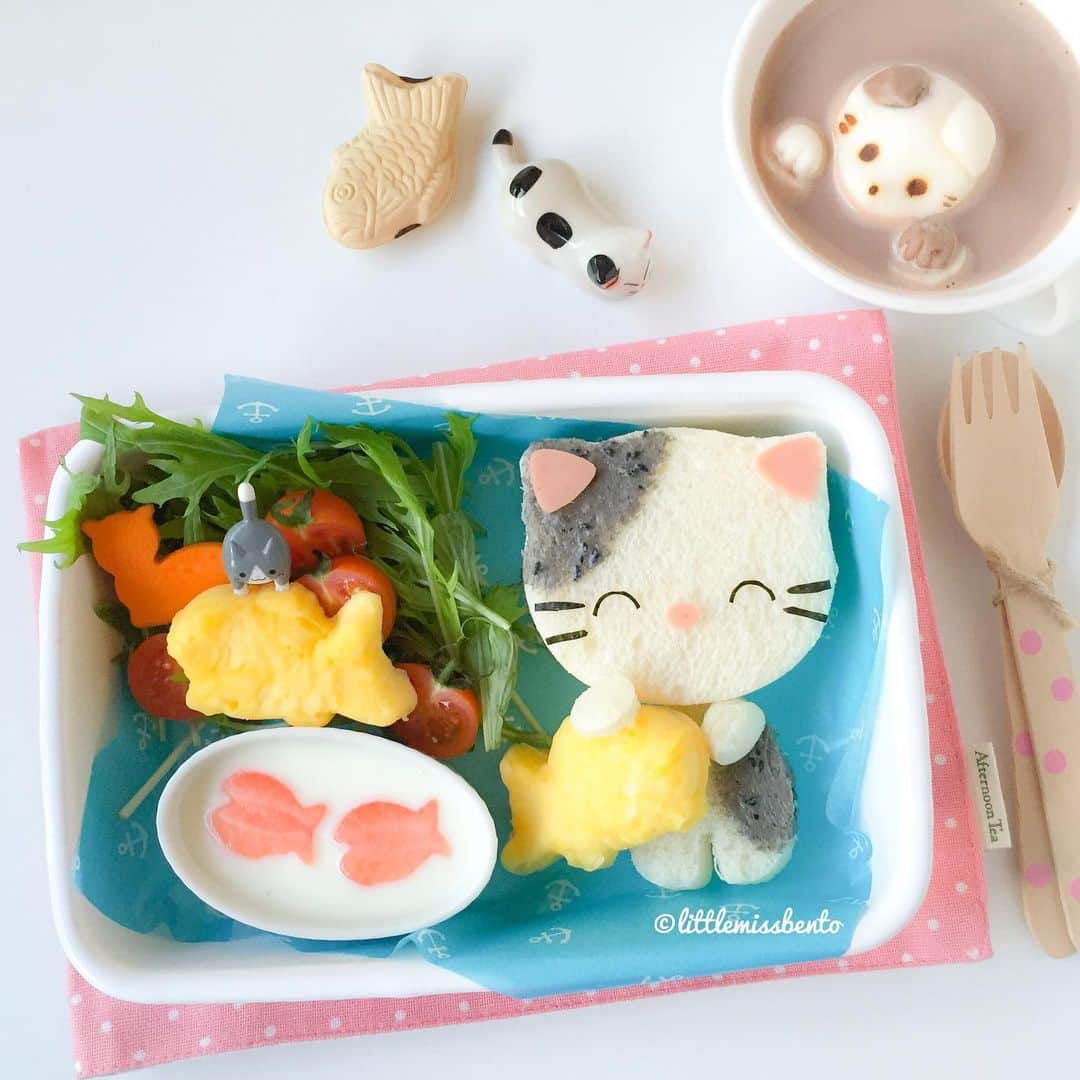 Little Miss Bento・Shirley シャリーさんのインスタグラム写真 - (Little Miss Bento・Shirley シャリーInstagram)「Meow ! It’s mid week; two more 🐾 days to weekend !! #littlemissbento #bento #bentoart #bentoartist #kyaraben #charaben #cutefood #kawaiifood #foodart #foodartist」11月6日 10時17分 - littlemissbento