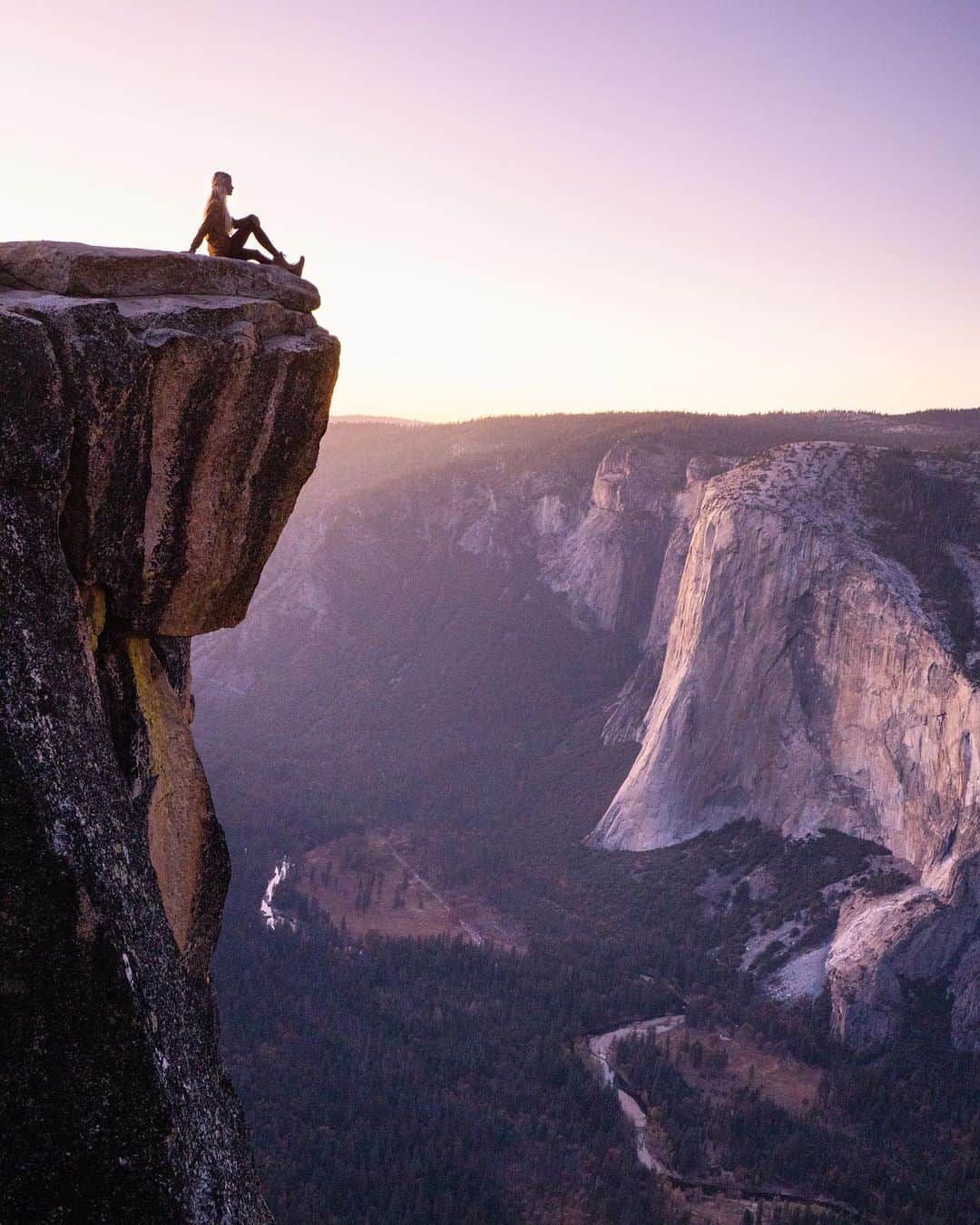 Travis Burkeのインスタグラム：「Valley views from last night with El Capitan glowing in the evening light.  Yosemite National Park, California with @gypsealaysea. #yosemite #elcapitan #taftpoint #yosemitenationalpark」