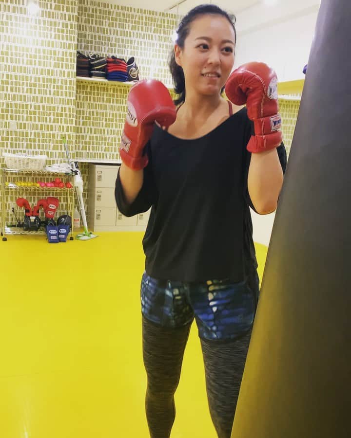 のインスタグラム：「初体験💕 萌さんとキックボクシング💥🥊 全然出来なくてへらへらしてるけど、 めちゃくちゃ楽しかった！！ #萌さんはさすがだった #ケンカはやめとこうと思った #筋力の衰えを感じた」