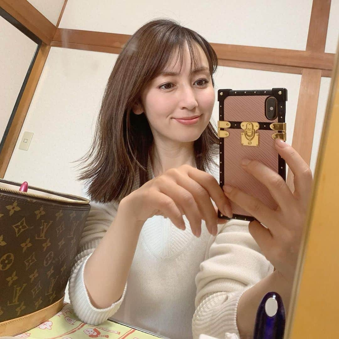 矢田亜希子さんのインスタグラム写真 - (矢田亜希子Instagram)「今日はドラマロケ。支度部屋にて。 #ドラマ#ドラマメイク#短時間メイク#ナチュラルメイク #ドラマロケ#撮影　iPhoneケースは#louisvuitton」11月6日 10時36分 - akiko_yada