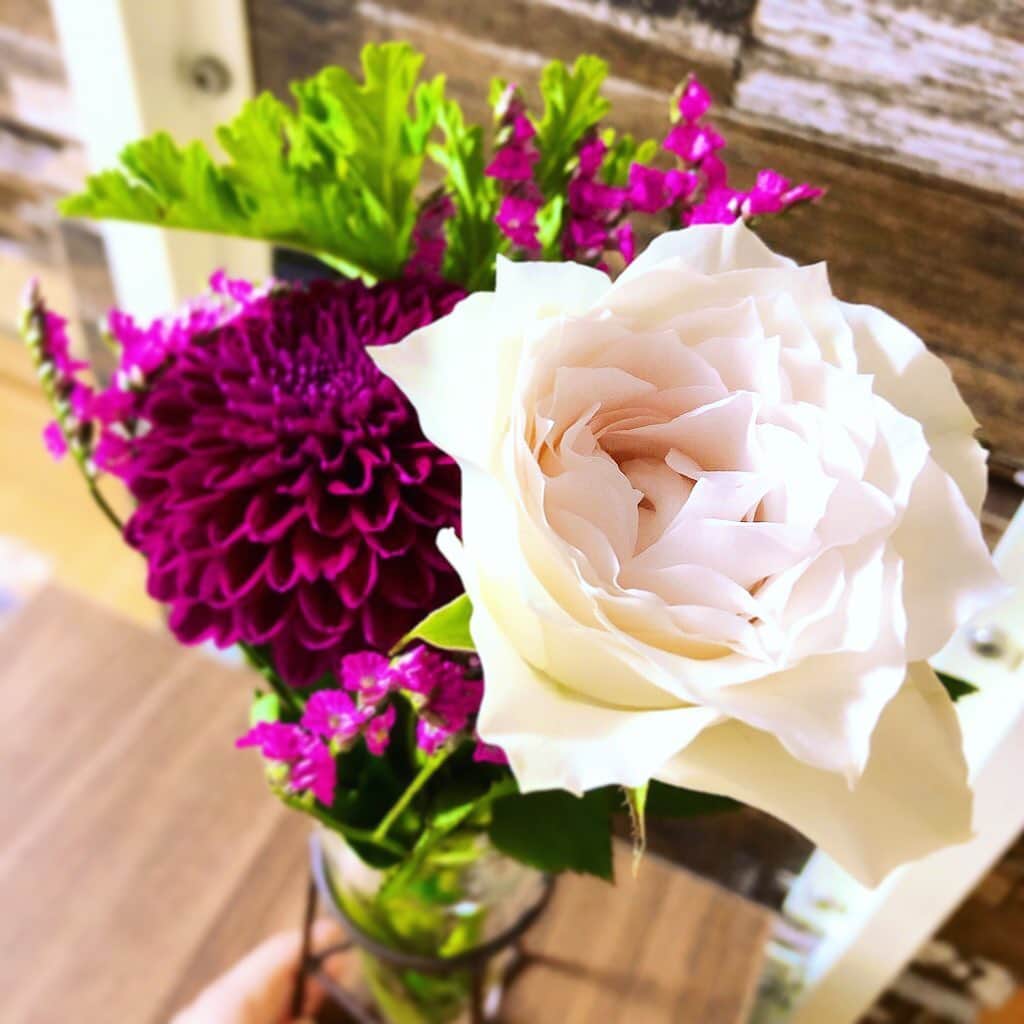 八代みなせさんのインスタグラム写真 - (八代みなせInstagram)「☕️❁¨̮ . #whiteroses #rose #flowers  #花のある暮らし」11月6日 10時37分 - minase_yashiro