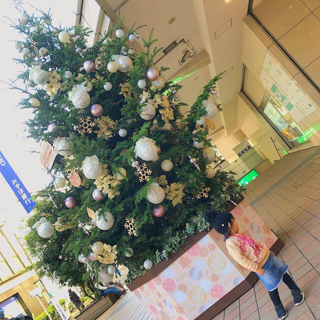 岡部玲子さんのインスタグラム写真 - (岡部玲子Instagram)「街はもうクリスマス🎄✨ 娘もクリスマスのキラキラ感が素敵に感じるみたいで…クリスマスソングを歌いながら楽しそう✨ 今年の我が家のツリーは、どんな飾り付けにしようかな？ もうすぐ中山競馬場のイルミネーションも始まりますね☺️ なんかあっという間に2019年が終わってしまいそう…😅 やり残していること…いっぱいありそうだなぁ😅  #岡部玲子 #子育て #主婦 #アラフォーママ #タレント #レポーター #40代 #キャスター #競馬キャスター #フリーアナウンサー #女子アナ #アナウンサー #元アイドル #2児ママ #クリスマス #キラキラ #2歳娘 #歌とダンスが大好き #プリンセスブーム #中山競馬場 #イルミネーション #楽しみ #mama #talent #reporter #instagood #f4f #christmas #christmastree」11月6日 10時37分 - reiko_okabe