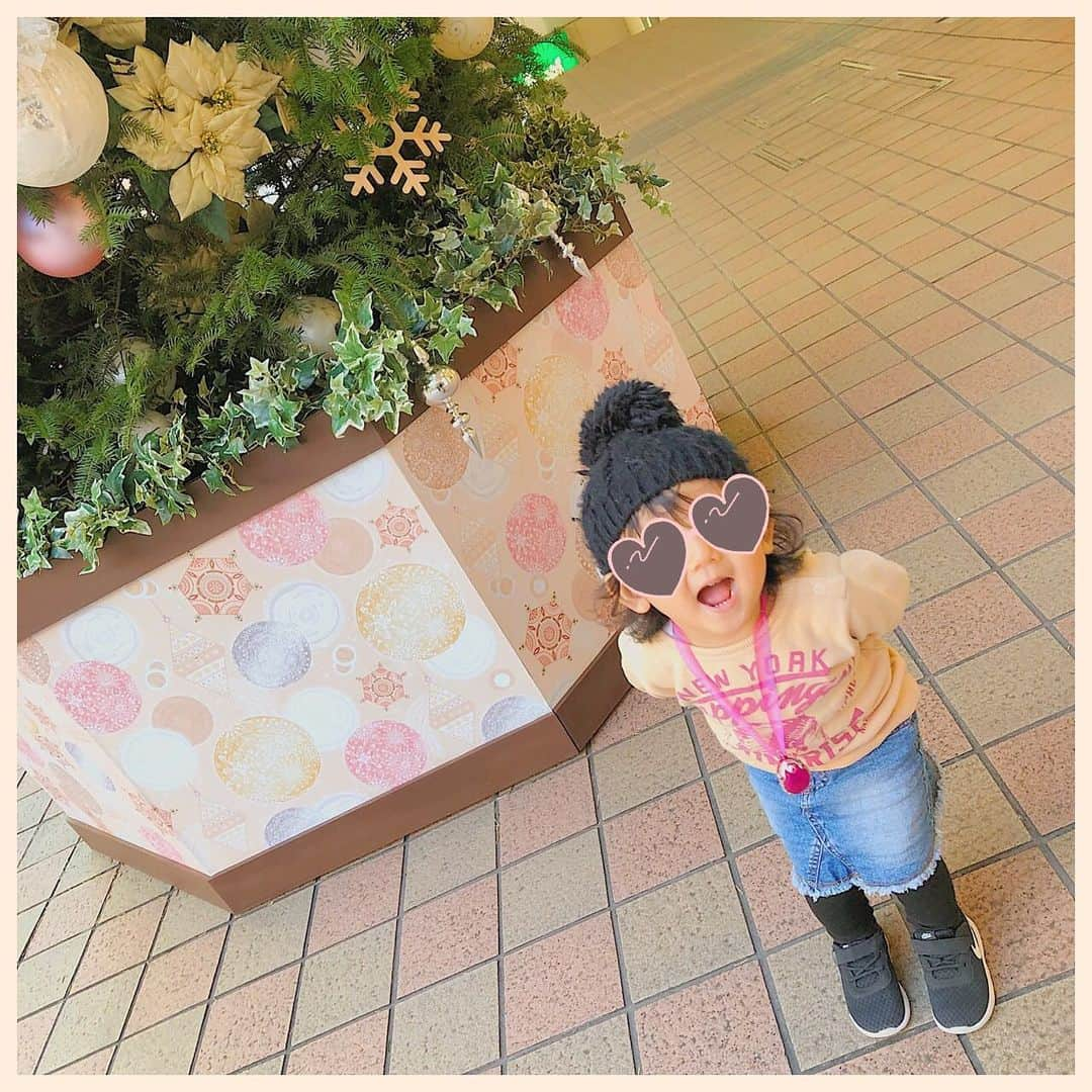 岡部玲子さんのインスタグラム写真 - (岡部玲子Instagram)「街はもうクリスマス🎄✨ 娘もクリスマスのキラキラ感が素敵に感じるみたいで…クリスマスソングを歌いながら楽しそう✨ 今年の我が家のツリーは、どんな飾り付けにしようかな？ もうすぐ中山競馬場のイルミネーションも始まりますね☺️ なんかあっという間に2019年が終わってしまいそう…😅 やり残していること…いっぱいありそうだなぁ😅  #岡部玲子 #子育て #主婦 #アラフォーママ #タレント #レポーター #40代 #キャスター #競馬キャスター #フリーアナウンサー #女子アナ #アナウンサー #元アイドル #2児ママ #クリスマス #キラキラ #2歳娘 #歌とダンスが大好き #プリンセスブーム #中山競馬場 #イルミネーション #楽しみ #mama #talent #reporter #instagood #f4f #christmas #christmastree」11月6日 10時37分 - reiko_okabe