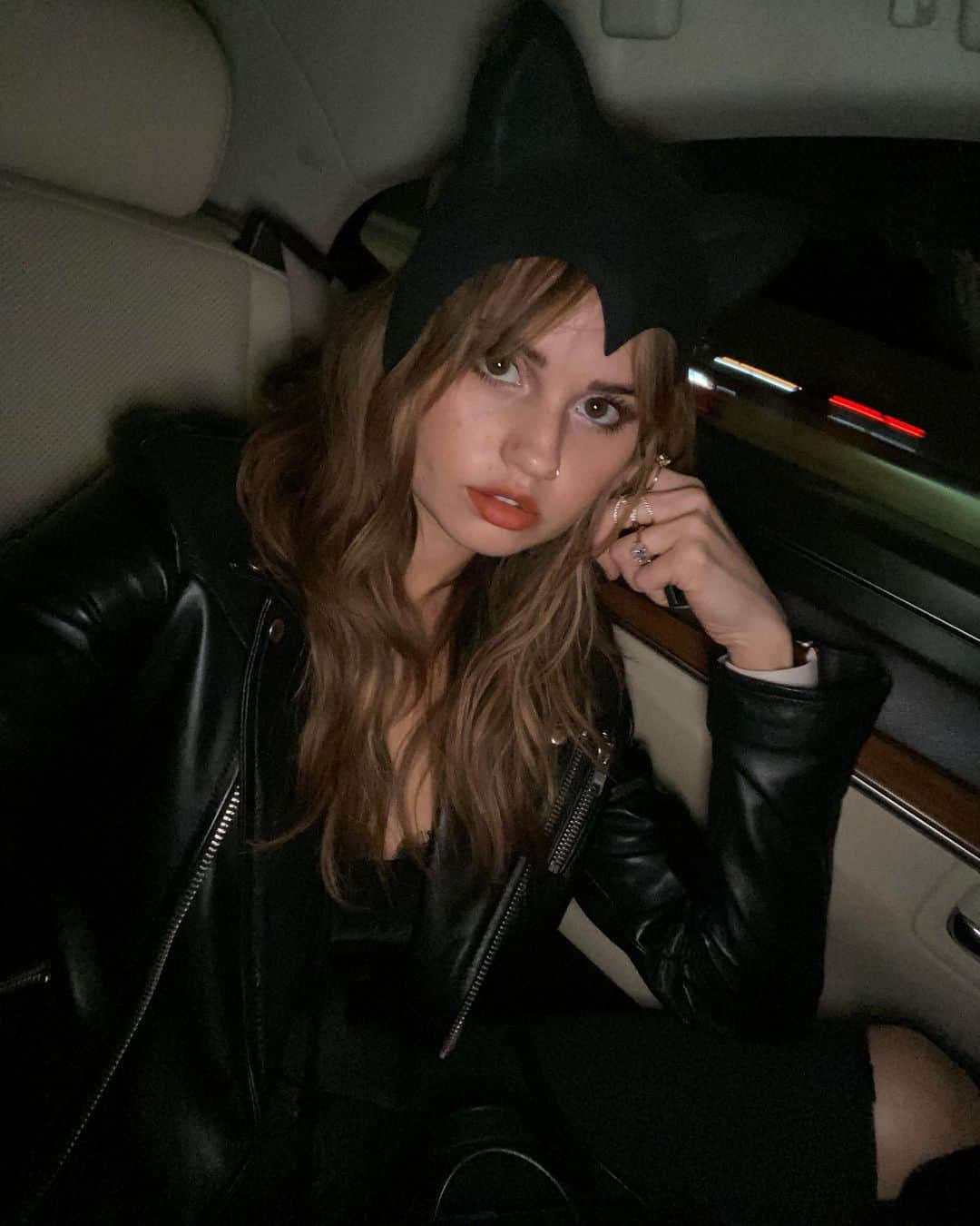 デビー・ライアンのインスタグラム：「you: “you know it’s a costume thing”  me: “no yeah of course” also me: *runs back inside for my emergency cat ears*」