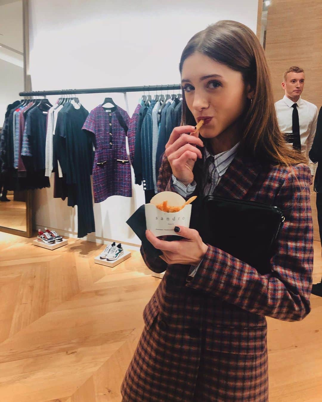 ナタリア・ダイアーのインスタグラム：「fries but make it fashion 🍟@sandroparis #SandroLovesSoho #SandroLovesNYC #SandroPartner ❣️」