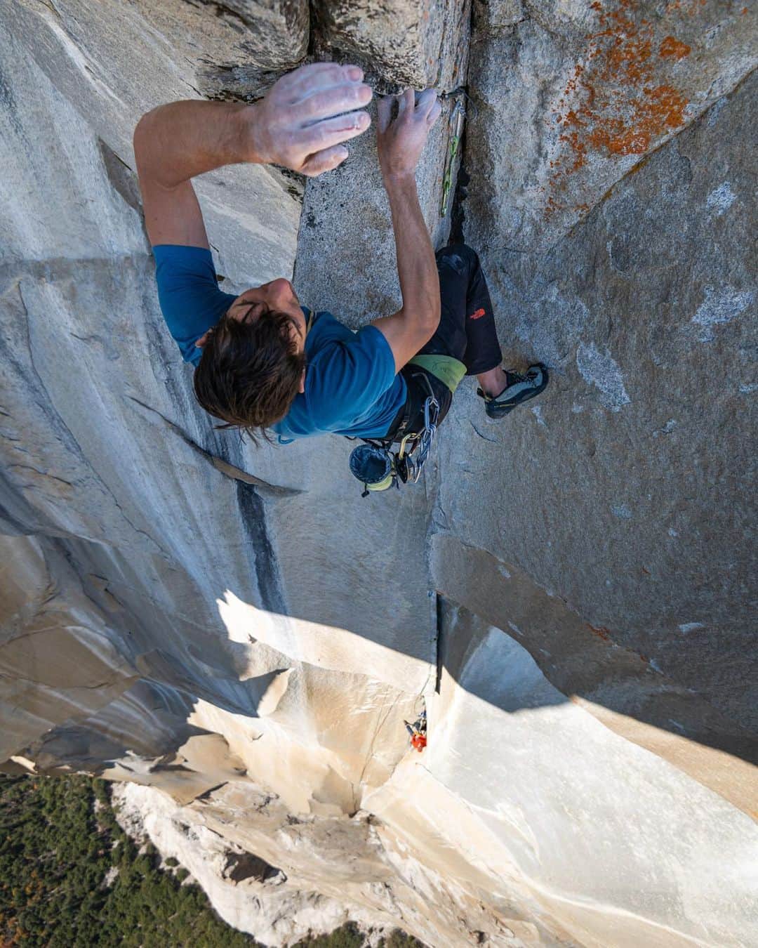 アレックス・オノルドのインスタグラム：「@tommycaldwell just posted about our recent journey up El Cap so I figured I’d join in. We climbed a new free line that follows @leo_houlding’s old route Passage to Freedom and continues 20 more pitches to the top. Incredible 5.13+ corners up high. @austin_siadak spent 4 days on the wall with us documenting and helping with all the bigwall toil. An incredible experience which reminded me that Tommy really is the best big wall climber in the world and that I still have a lot to learn. Nothing like El Cap to humble you...」