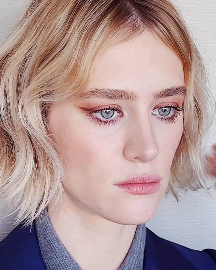 JO BAKERのインスタグラム：「M A C K E N Z I E • D A V I S 🇨🇦 Monochromatic mahogany mood... on #mackenziedavis for press in Tokyo.  @terminator  Style @karlawelchstylist @prada  Hair @jennychohair  Makeup by me #jobakermakeupartist」