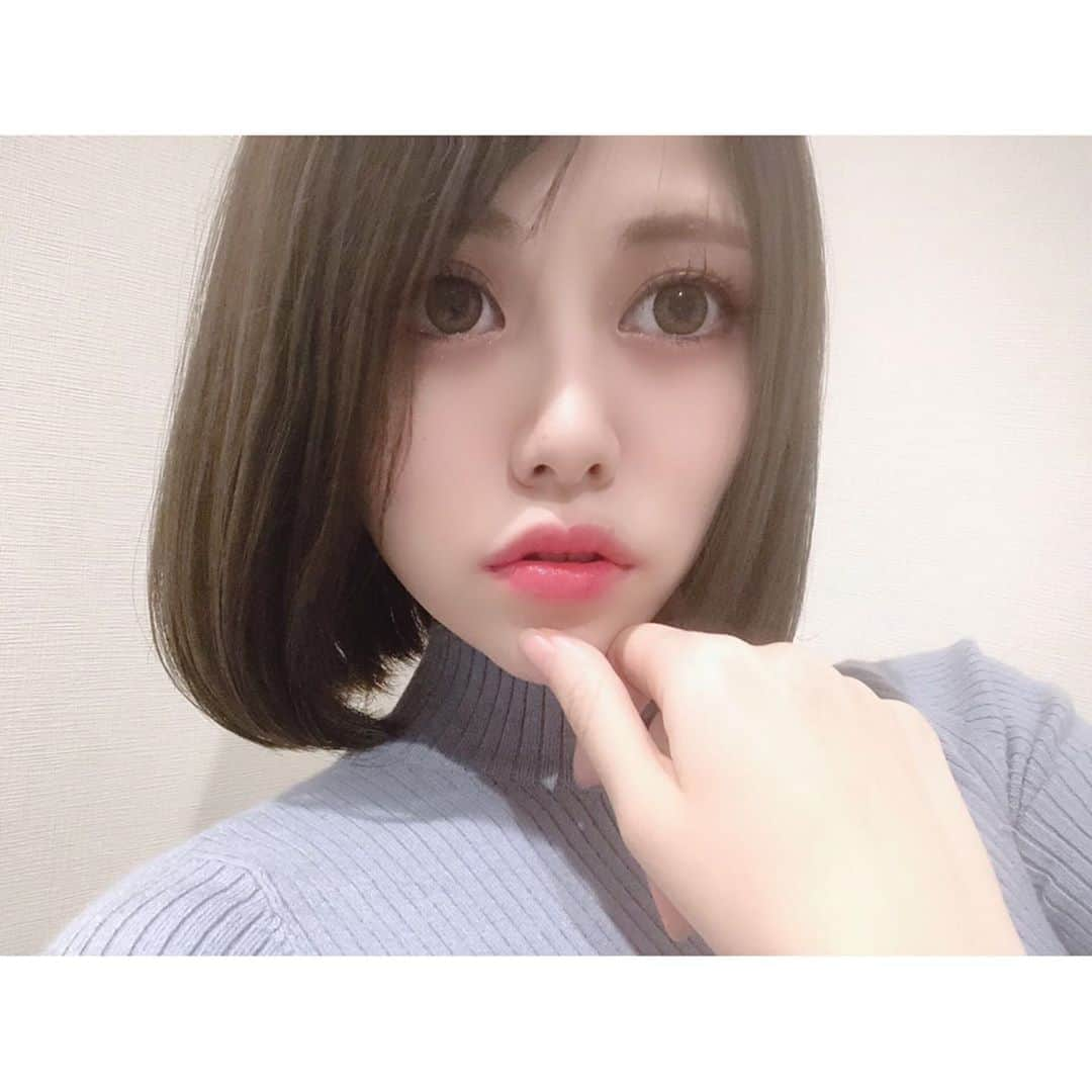 志崎ひなたさんのインスタグラム写真 - (志崎ひなたInstagram)「riselさんに行ってきたよー！ ボブに戻しちゃった🧸💕 冬は重めのボブにしたくなる☺︎ カラーも綺麗なアッシュにしてもらえて、トリートメントで髪もさらさら✨ 本当にいつもありがとうございます💫  #ボブ#重めボブ#冬カラー#アッシュ#グラビア#グラドル#志崎ひなた」11月6日 16時27分 - shizaki_hinata