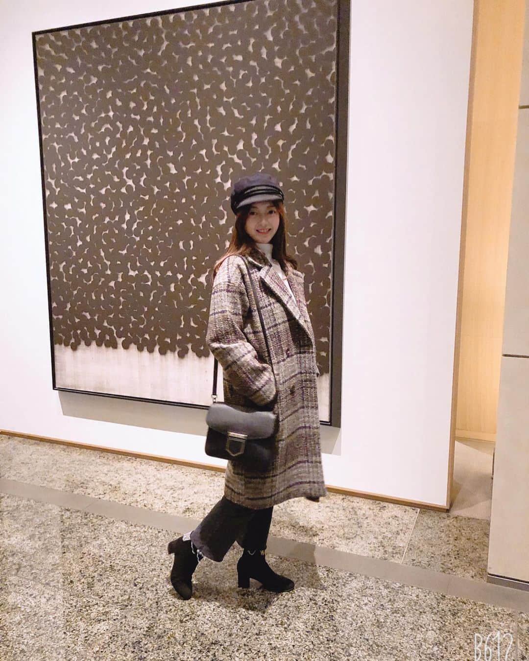 のインスタグラム：「すっかり朝晩は寒いですね❄️ 今年のトレンドのチェックのコートを着てみました💕今日発売です💕 こちらのコートは膝下丈のゆったりめなシルエットなのでいくらでも中に厚着できちゃう🥰 厚手のニットとか、ドルマンスリーブを着ると、コートきつくて着れない〜！とか、ありますよね😗💦 このコートだったら、どんなニットも余裕そうです😋👍 キャンペーンでMAX￥1,500offになる4種のクーポンを配布中でした😊💕 これから必須アイテムのアウターにも使えるみたいです✨ お得なこの機会にぜひチェックしてみて下さいね☃️💓 @FEERICHELU #feerichelu#feerichelu_style#pr #fashion #冬コーデ #コート」