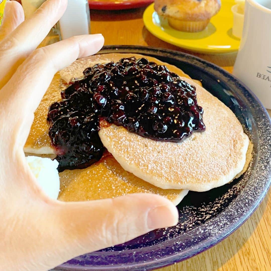 Chiharu Ko8yacさんのインスタグラム写真 - (Chiharu Ko8yacInstagram)「○ブルーベリーパンケーキ○ ・ ブルーベリーパンケーキ(ホイップバター付) 野菜のオムレツ マグカップたっぷりコーヒー ブルーベリーマフィン(バター付)はサービス😂 ・ で朝ごはん！ 1番小さいのを頼んだのです。 お皿のサイズは直径30cm😂 ・ オムレツはチーズがたっぷりかかっていて、お皿の半分はコンビーフと炒めたポテト。お皿を持ちあげるのに苦労するほどのボリューム ・ どっちもシェアして頑張ったけど半分ずつ残りました。マフィンも手付かず。 残り物を入れるBOXをいただいたので詰めたらず〜っしり。 ・ ペロリと平らげている人達を見ていつも心配になるのは、日本に来た旅行者達、ご飯の量足りてる😱? #パンケーキ #ブルーベリーパンケーキ #オムレツ #旅ごはん #朝ごはん」11月6日 11時04分 - ko8yac