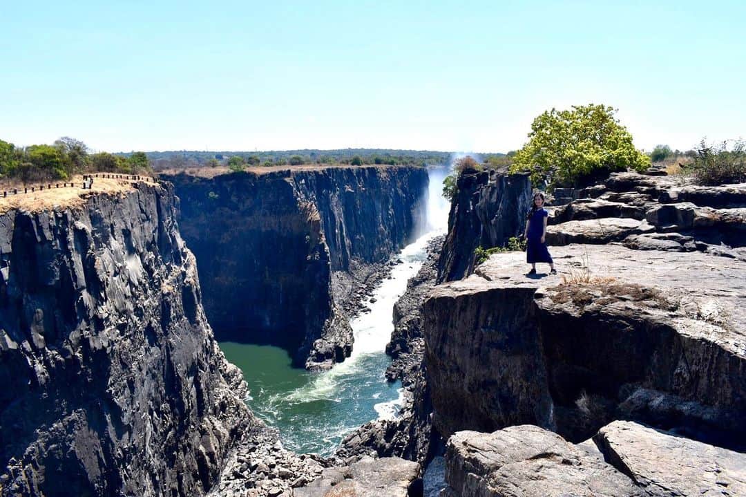 岡田ひとみ（ねんドル）さんのインスタグラム写真 - (岡田ひとみ（ねんドル）Instagram)「世界三大瀑布、乾季のビクトリアの滝へ！ ザンビア旅、blogに詳細アップ中です。 #victoriafalls #dryseason #travel #Zambia #livingstone #Africa #ザンビア#アフリカ旅行#ビクトリアの滝#ヴィクトリアの滝」11月6日 10時58分 - hitomi_nendol