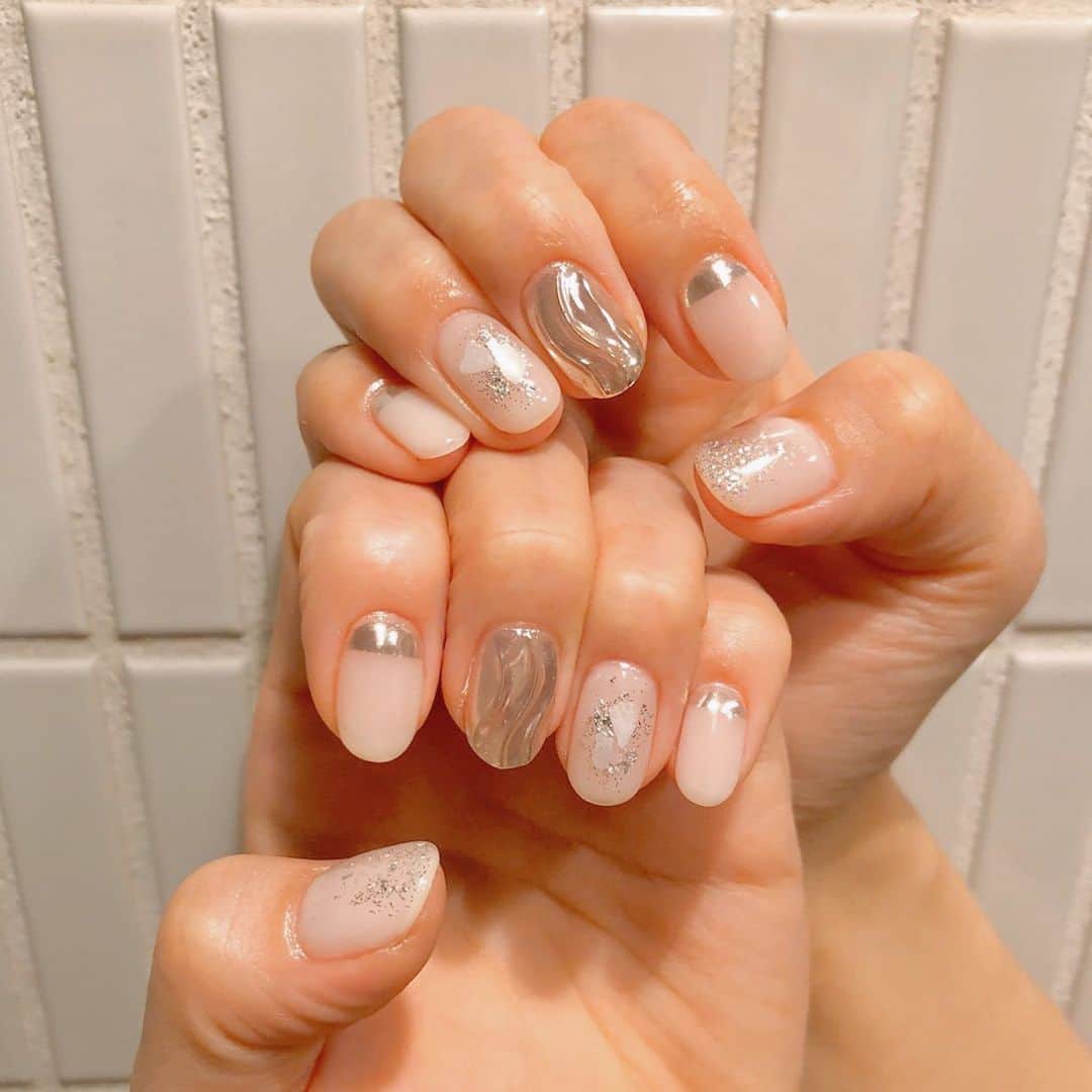 麻亜里さんのインスタグラム写真 - (麻亜里Instagram)「今回のネイルもお友達のゆかにお願いしました💅💕 @yuka09nail  乳白色とミラーの組み合わせ💖 . #麻亜里ネイル　#乳白色ネイル #ミラーネイル」11月6日 11時00分 - maari.0108