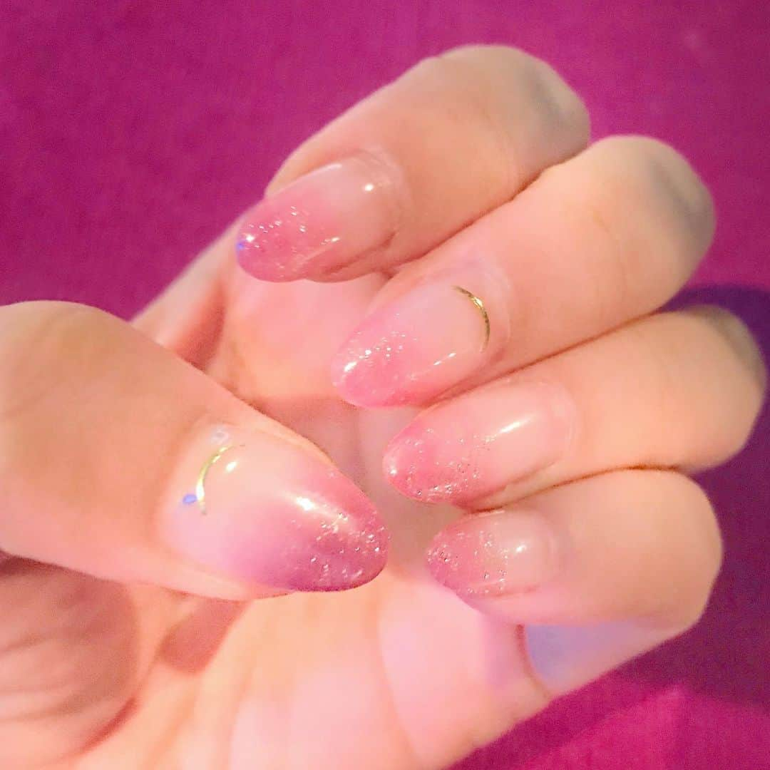 アンミカさんのインスタグラム写真 - (アンミカInstagram)「今は、秋のピンクネイル💅✨ いつもハンドクリームはネイルオイルにもなる2wayタイプのエスプリーナのものを使用✨  手や爪が乾燥し、ささくれ立つ季節です。 ネイルオイルやハンドクリームでケアして、指先まで綺麗✨に自信を持って、日々過ごしたい。。 。 #秋の深みあるピンクとゴールドのネイル果が美しく見える✨ #esprinaのハンドクリームはシャンプートリートメントと同じ香りでネイルオイルの役割も担いスベスベに✨ #ネイルオイルはベタつくし嫌な人や面倒な人にオススメ！ #さらっとしてるのにしっとりスベスベに💅 #esprina #qvcジャパン #handcream」11月6日 11時07分 - ahnmikaofficial