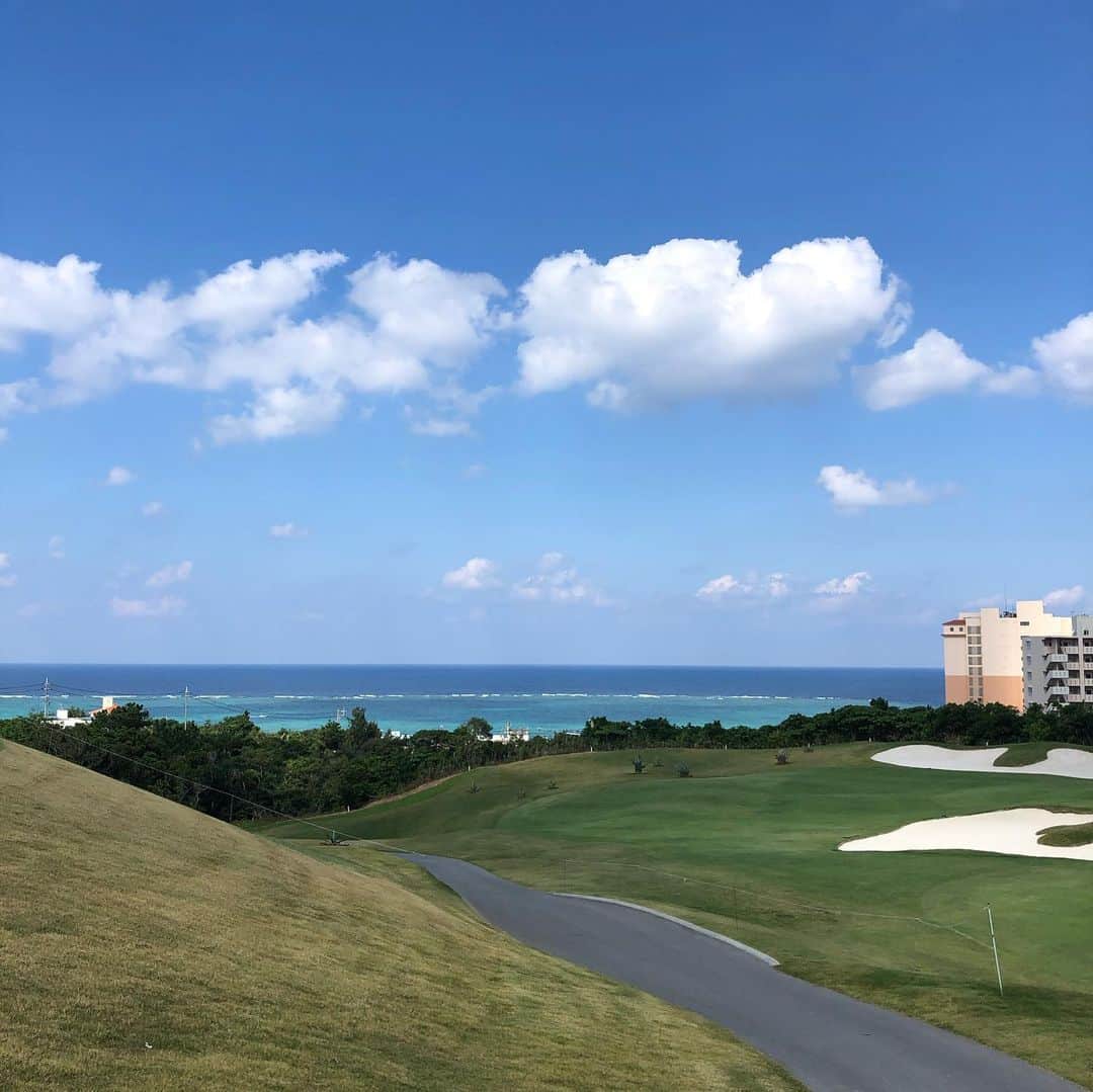 片山晋呉さんのインスタグラム写真 - (片山晋呉Instagram)「今週は沖縄で　平和チャンピオンシップ！！同級生と　宮本勝昌選手もう15歳から一緒に長く戦っています^ - ^ いつまでも元気にやろうねー^ ^！#golf#同級生##平和」11月6日 11時09分 - shingo_katayama45