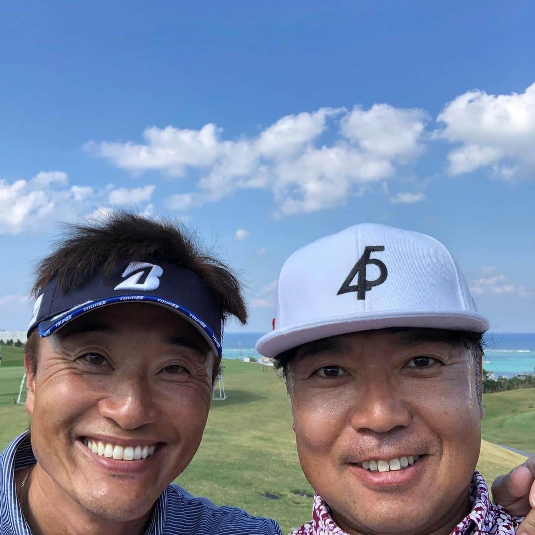 片山晋呉さんのインスタグラム写真 - (片山晋呉Instagram)「今週は沖縄で　平和チャンピオンシップ！！同級生と　宮本勝昌選手もう15歳から一緒に長く戦っています^ - ^ いつまでも元気にやろうねー^ ^！#golf#同級生##平和」11月6日 11時09分 - shingo_katayama45