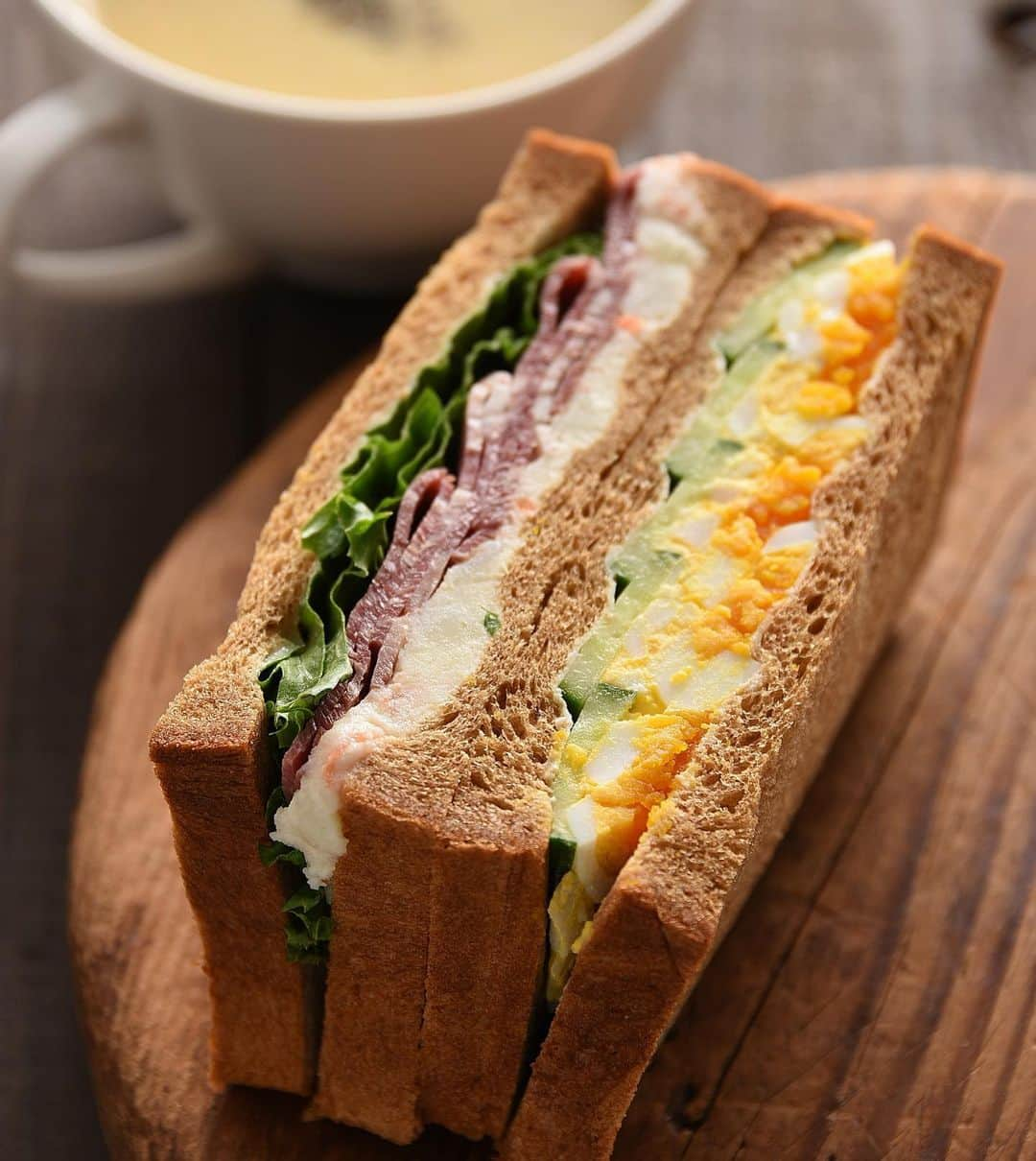 ANDERSEN アンデルセンさんのインスタグラム写真 - (ANDERSEN アンデルセンInstagram)「パストラミビーフポテト&タマゴサンド🥪 . ブラウン食パンを使って、 彩りよく仕上げたサンドイッチ。  パストラミビーフとポテトサラダの相性抜群、タマゴとキュウリの色合いも◎ . このサンドイッチ、 アンデルセン 商品開発コンテストで 最優秀賞を受賞した作品を商品化したものなのです☺︎ . 具材の組み合わせやパンとの相性、そして彩り… 食べていただきたいシーンを考えながら、 フード担当の車崎が開発しました。  スープや温かい飲物と合わせて お楽しみくださいね。  #パストラミビーフポテトタマゴサンド #サンドイッチ　#サンドランチ #ランチ #ランチパン #ランチカフェ #パストラミビーフ #タマゴサンド #ポテトサラダ #キュウリサンド  #アンデルセン #ベーカリー #パン #アンデルセンのパン #秋のサンドイッチ #ヒュッゲ #コンテスト . #andersen #bread #bakery #sandwich #hygge #lunch」11月6日 11時16分 - andersen_official_jp