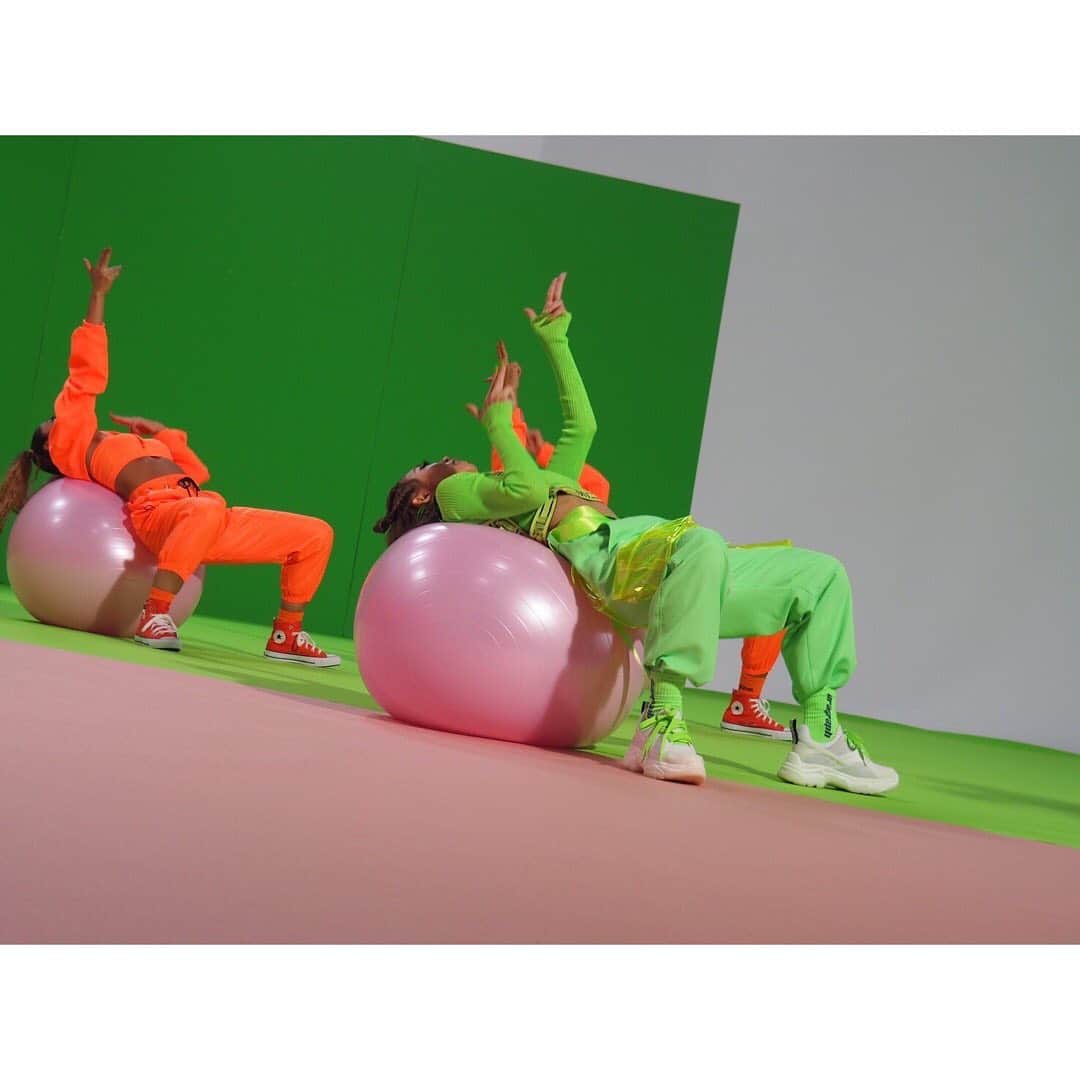 のインスタグラム：「11/13(水)のNew Album「re(CORD)」に収録される『k,』のMV解禁しました！！﻿ ﻿ ぜひ、ガムボールダンスで、引き締まったウエストを手に入れよう！爆﻿ ﻿ って、どこの売り文句やねん爆笑﻿ ﻿ #k, #ガムボールダンス #まずは #バランスボール #と友達になってください #いきなりこのダンスをやると #怪我します #最後の写真のようにヒールでは絶対踊らないでください #最後の写真みたいな顔になります #みんな集中しすぎてこの顔爆笑 #最終的には大熱唱しながらやると #よりコアマッスルに #効いてきます #dance #sing #楽しくダイエット #ボールは小さすぎず #大きすぎず #空気圧 #硬すぎず #柔らかすぎず #ようは #乗ってみて気持ちいいやつで #new #album #record #1113 #kodakumi #倖田來未」