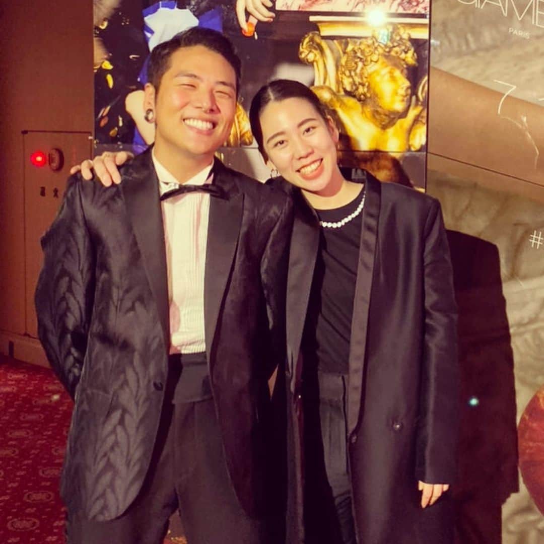 GLAM JAPANのインスタグラム：「明日11月7日（木）発売のデザイナーズコラボ「Giambattista Valli x H&M」🖤 H&MプレスのBun & Seiraが、ローマで行われたグローバルイベントをレポート🎤 . ローマの歴史的建造物ドーリア・パンフィーリ宮殿で催されたランウェイのトップバッターで現れたのは今回のキャンペーンモデルを務めたケンダル・ジェンナー✨日本からは、蜷川実花さんと玉城ティナさんも来場🎶 . 記事の詳細は、プロフィールURL☝️からチェックしてくださいね😊💕 . @giambattistavalliparis x @hm #project🖤 #HM #コラボ #ケンダルジェンナー #蜷川実花 #玉城ティナ」