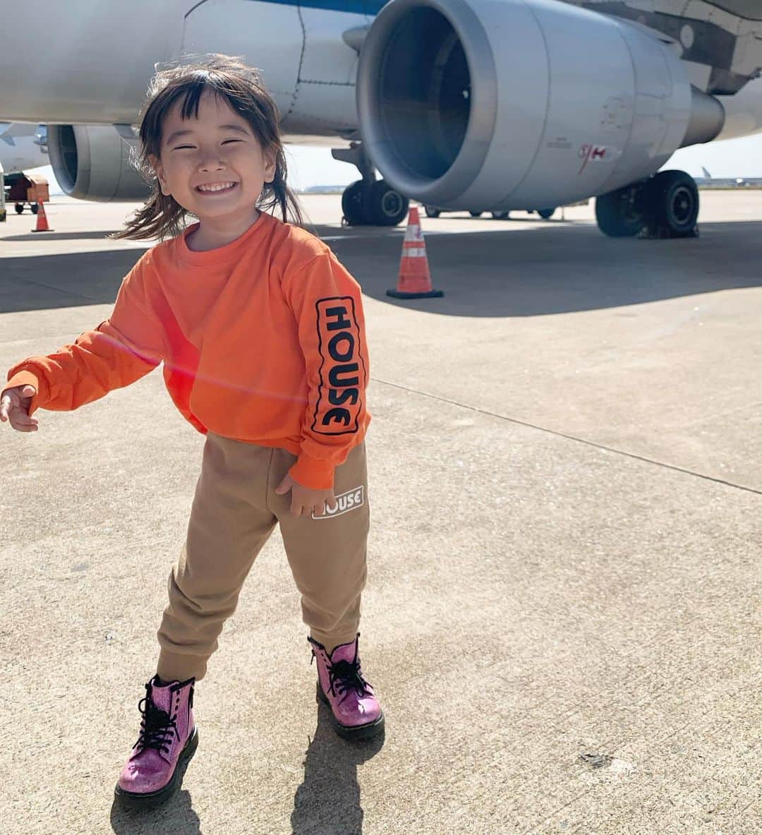 清水わかこさんのインスタグラム写真 - (清水わかこInstagram)「back to Okinawa 🇯🇵✈️ 飛行機乗る前すごく浮かれていた人😂 何ダンスかは謎だけれどピロピロ言っていたよ😍 #日夕佳 #日夕佳ダンス #子連れ旅行 #子連れ海外 #沖縄 #旅好き #losangeles #la #inthehouseisetan #inthehouse #airplain #trip #travel #旅 #家族旅行 #アメリカ旅行 #娘 #4歳 #女の子ママ」11月6日 11時31分 - wakacham_