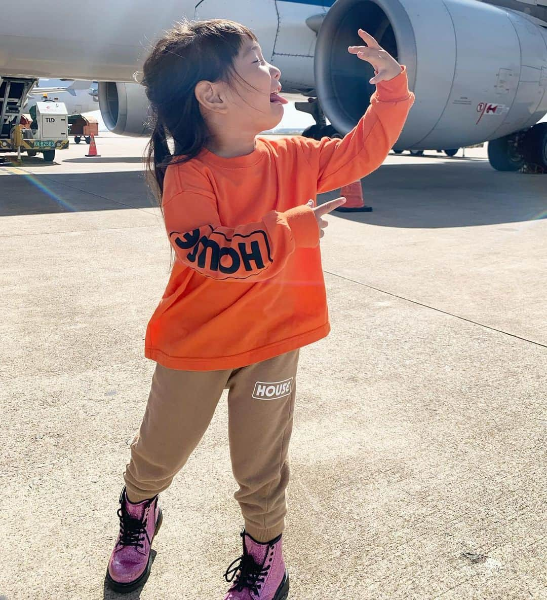 清水わかこさんのインスタグラム写真 - (清水わかこInstagram)「back to Okinawa 🇯🇵✈️ 飛行機乗る前すごく浮かれていた人😂 何ダンスかは謎だけれどピロピロ言っていたよ😍 #日夕佳 #日夕佳ダンス #子連れ旅行 #子連れ海外 #沖縄 #旅好き #losangeles #la #inthehouseisetan #inthehouse #airplain #trip #travel #旅 #家族旅行 #アメリカ旅行 #娘 #4歳 #女の子ママ」11月6日 11時31分 - wakacham_