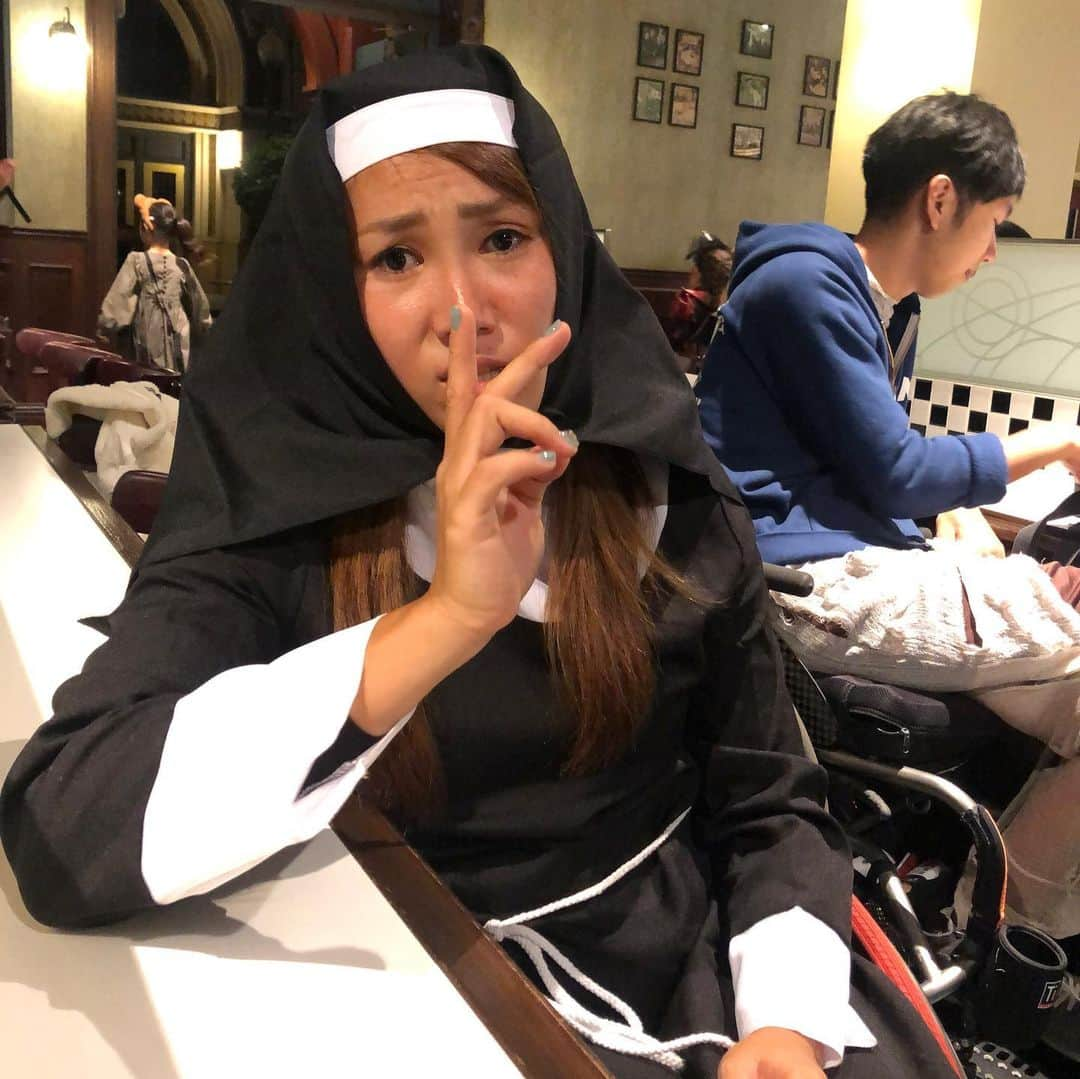 八幡愛さんのインスタグラム写真 - (八幡愛Instagram)「USJ🎃ハロウィン👻  世界で3番目くらいに人混みが嫌いだけど飛び込んでしまえばすごく楽しかった❤️❤️ 東京から襲来したクレイジーなメンバーをクレイジーな関西勢でキャッチ💕  飲んで酔って踊って寝て起きて飲んでを何度も繰り返せるくらい長い時間みんなでいたけど、あっというまでした。 世界で1番嫌いな並ぶという行為も楽しかったです！！ #USJ#ハロウィン #iPhone11カメラの素晴らしさよ #何回か落としたごめん #すぐ吸いたくなるシスターがツボ #ドラえもん、、、ですか？ #お腹と背中にホッカイロ仕込む時に露出狂ミニオンは引退しようとおもった #来年はなに着ようかな」11月6日 11時28分 - aiainstein