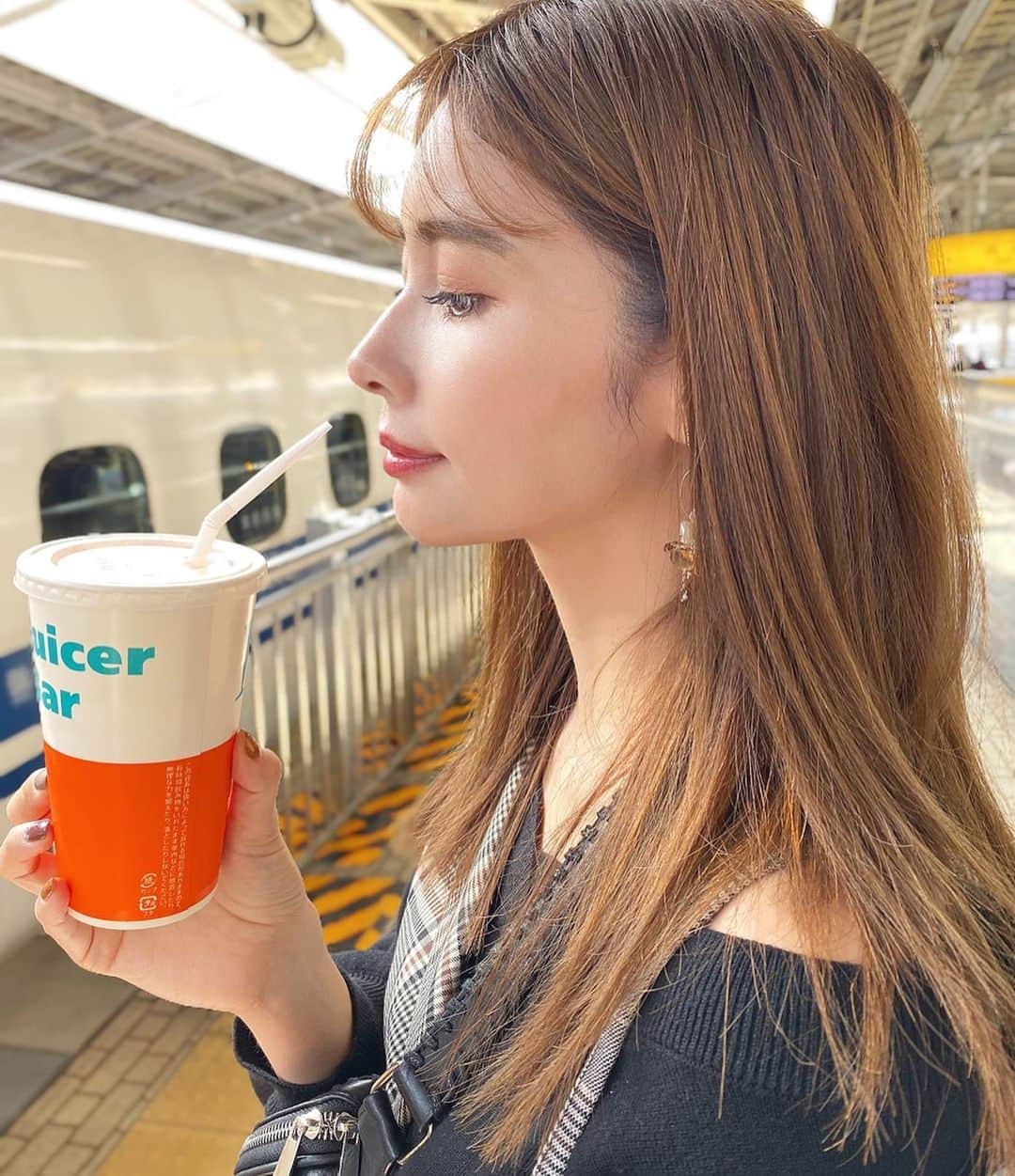 得あゆさんのインスタグラム写真 - (得あゆInstagram)「スムージー🥤XLサイズじゃないと 一瞬でなくなるしSサイズとかやだ。🐷笑 ・ まつげは自まつ毛で、まつげパーマしてます🦱 ファンデーションはミネラルファンデでお湯で落ちる優しいの使ってます✨ どんどんナチュラル思考になってる🔥 ・ ・ ・ ・ ・ ・ ・ ・ ・ ・ #移動#新幹線#旅#女子旅#旅行#朝#朝ごはん#スムージー#ヘルシー#ダイエット#フルーツ#美味しい#グルメ#食べ歩き#インスタ映え#カメラ女子#横顔#ナチュラルメイク#オーガニック#ベジタリアン#ジュース#健康#美容#smoothie#fruits#organic#japanesefood#japanesegirl#juice#travel」11月6日 11時29分 - tokuayu819