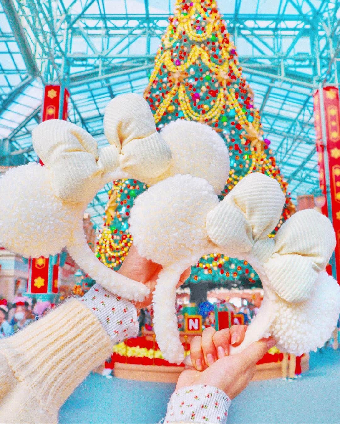 中島絢乃さんのインスタグラム写真 - (中島絢乃Instagram)「🎄🐭💭﻿ ﻿ ﻿ このもこもこホワイトシリーズ﻿ どれも可愛いよねーーっ！😍💕💕💕﻿ ﻿ 全部欲しいくらい🤤❤️💋﻿☃️ ﻿(とりあえず3アイテム購入！←) ﻿ ﻿ ﻿ ﻿ リボンも耳もしっかりしていて、﻿ お気に入りのカチューシャになりました😍🌈﻿ ﻿ 昼間の#クリスマスツリー も可愛い😊🎄💫﻿ ﻿ ❤︎❤︎❤︎❤︎❤︎❤︎❤︎❤︎❤︎❤︎❤︎❤︎❤︎❤︎❤︎❤︎﻿ #disneysisters_jp#中島姉妹」11月6日 11時33分 - nakajima_ayano