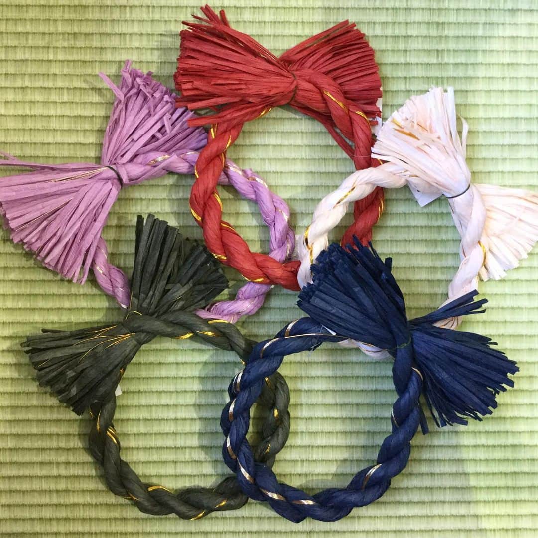 横浜ディスプレイミュージアムのインスタグラム：「【入荷情報】 本日が紙しめ縄最終入荷日となります！ ご希望のお客様はお早めにご来店くださいませ！ ※一部カタログ掲載品の入荷がないものもございます。 ※店頭在庫には限りがございます、あらかじめご了承くださいませ。  横浜ディスプレイミュージアム #株式会社ポピー #横浜 #ディスプレイ#アーティフィシャルフラワー #フラワーアレンジメント #フラワーデザイン #インテリア雑貨 #インテリア#インテリアコーディネート#スタイリスト#装飾#デコレーション#しめ縄#正月#花のある暮らし #花好きな人と繋がりたい #display #yokohama #flowerarrangement #interiordesign #artficialflower #flowerstagram」