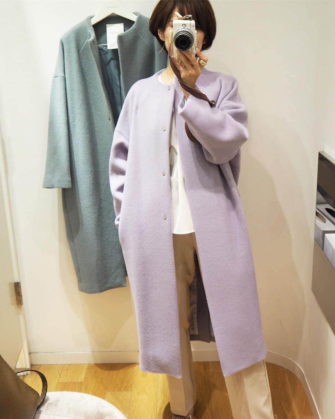 のインスタグラム：「* * @elendeek  POP UP STORE 11.6 wed - 11.12 tue 銀座三越3階 GINZAステージ * * カラーコートなら絶対ELENDEEK！！ 今日もお気に入りのELENDEEKのミントのコートを着てPOP UPをチェックしに。笑 ずっとVカラーのイエローを悩んでいるのです。。 でもブラウンもかわいいのです。。 * 私が持っているノーカラーのラベンダーも見つけてまた迷う。。 * ショート丈もまたまたかわいくて脳内カオス😱😱 * 愛用中のラクーンカーディガンも再入荷してましたよー♥︎ * * #elendeek #銀座三越 #冬コート #カラーコート」