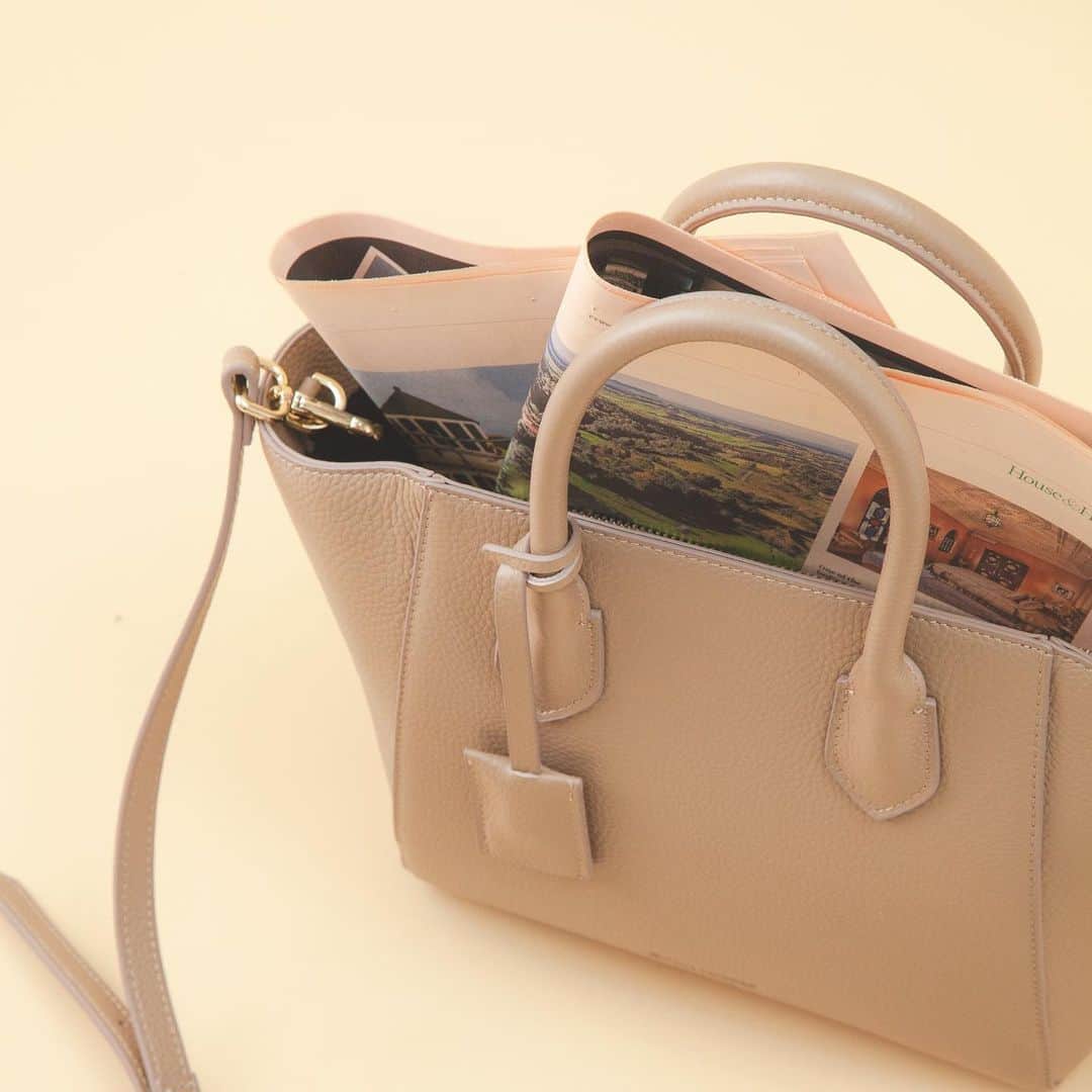 SMIRNASLI_officialのインスタグラム：「Leather Mini Bag . ペットボトルも入るサイズ感！ レザーは馴染めば馴染むほど 味が出て愛着がわくから 一点はワードロープに入れておきたい♡ . . #SMIRNASLI #サミールナスリ」