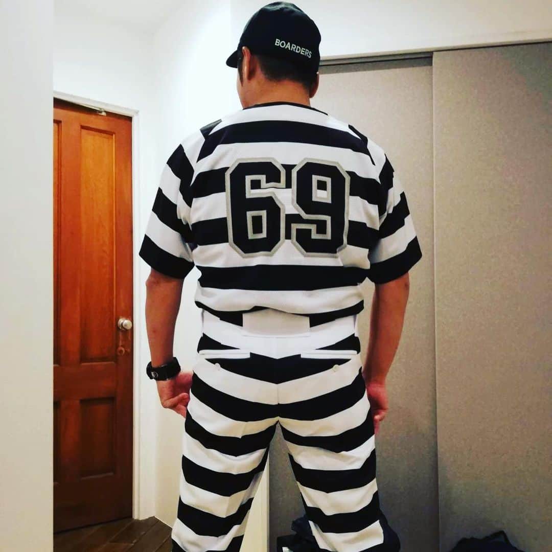 のインスタグラム：「ユニフォーム完成  囚人スタイル  背番号69  見事な三振！！！ #五本木ボーダーズ　#草野球  #囚人」