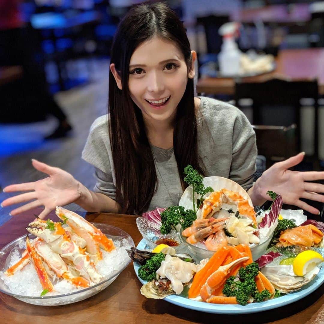 大見さなえさんのインスタグラム写真 - (大見さなえInstagram)「お台場『CRAB＆OYSTER HOUSE』﻿ シーフードプラッター🦐🦞﻿ ズワイガニ、タラバ蟹、生牡蠣、海老、その他貝類と種類豊富✨﻿ ﻿ レインボーブリッジと東京タワーの両方が﻿ 1度に見れて景色いい(*´꒳`*)🌃﻿ お台場海浜公園駅より徒歩2分🚶‍♀️﻿ ﻿ #crabandoysterhouse #お台場 #seafood﻿ #海鮮 #タラバガニ #タラバ蟹 #タラバ﻿ #カニ #蟹 #かに #めぐログ_お台場 #お台場グルメ」11月6日 11時51分 - tabe_megumi