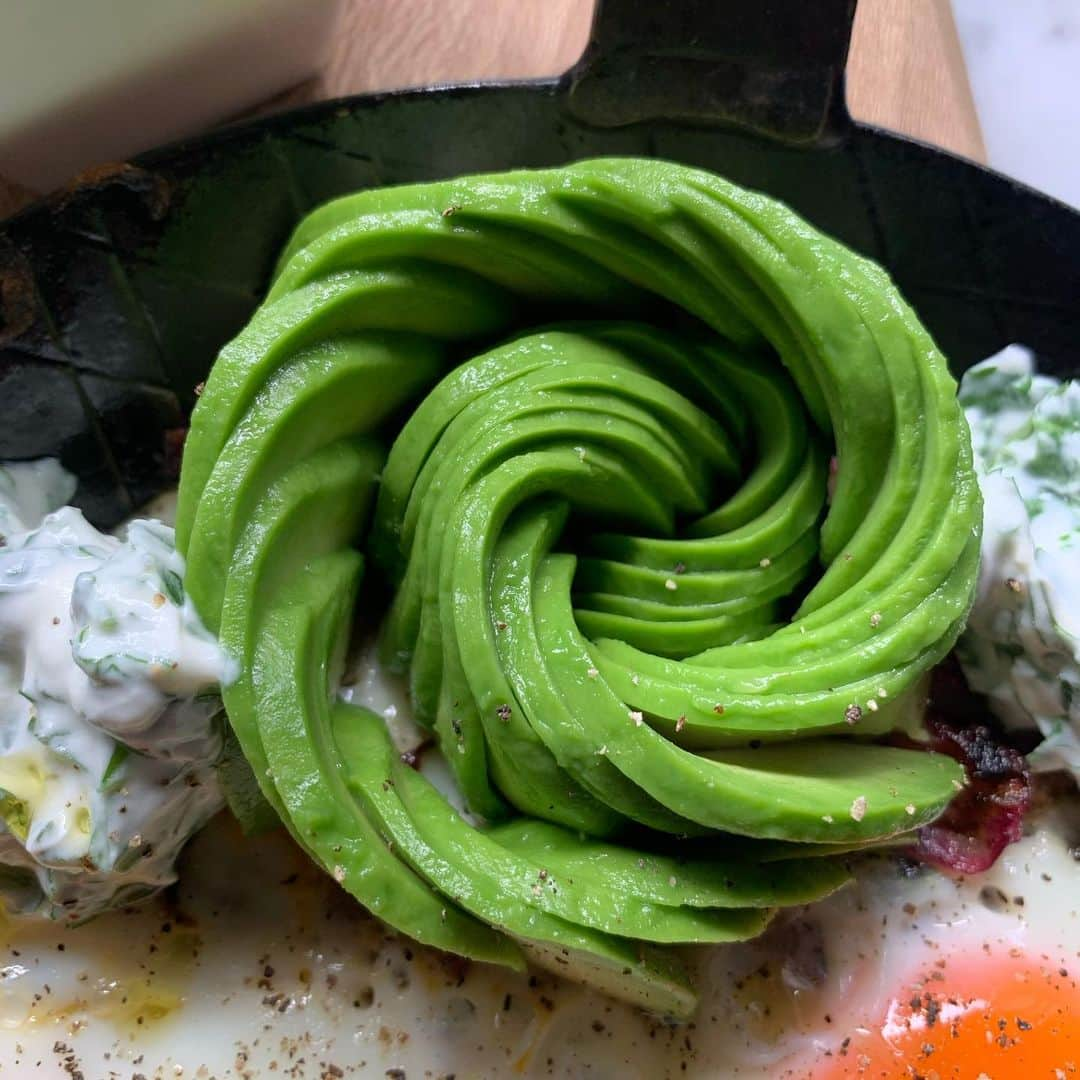 Symmetry Breakfastさんのインスタグラム写真 - (Symmetry BreakfastInstagram)「Eggs with a Levantine flair, sweet caramelised onions with eggs, herby yoghurt, avocado and za’atar pita chips using @zaytoun_cic (not an ad) 😍 because I also like brands even if they don’t pay me but because I like them😂  I love this style of egg dish, it’s incredibly easy to prepare and looks a million dollars in the end. Plus any leftover pita chips are great for snacking too - - - - - - - - - - - - - - - - - - - - - Thanks to everyone’s lovely positive recommendations for my YouTube, seems many of you had the same ideas, speedy and economical breakfast ideas, knife care, life in Shanghai, tour of my house and kitchen and finally THE CAT! 😻 #symmetrybreakfast」11月6日 11時54分 - symmetrybreakfast