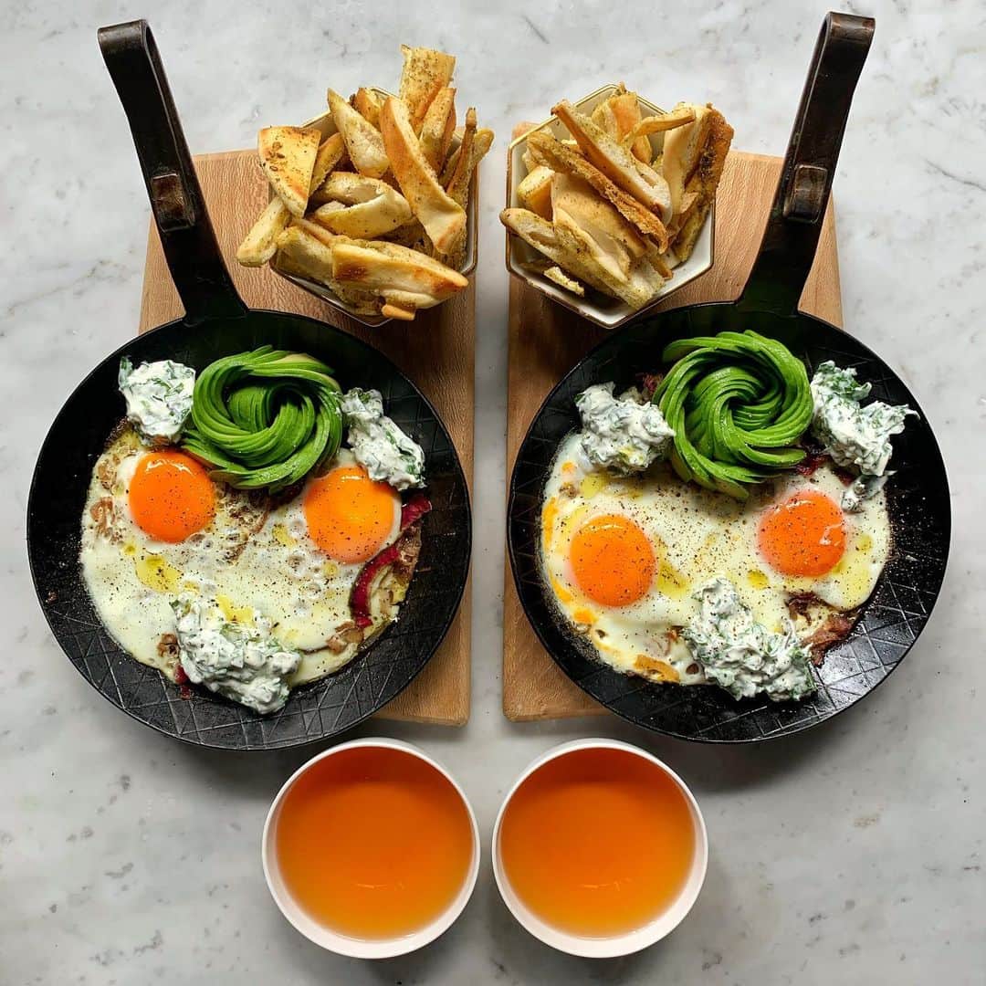 Symmetry Breakfastのインスタグラム：「Eggs with a Levantine flair, sweet caramelised onions with eggs, herby yoghurt, avocado and za’atar pita chips using @zaytoun_cic (not an ad) 😍 because I also like brands even if they don’t pay me but because I like them😂  I love this style of egg dish, it’s incredibly easy to prepare and looks a million dollars in the end. Plus any leftover pita chips are great for snacking too - - - - - - - - - - - - - - - - - - - - - Thanks to everyone’s lovely positive recommendations for my YouTube, seems many of you had the same ideas, speedy and economical breakfast ideas, knife care, life in Shanghai, tour of my house and kitchen and finally THE CAT! 😻 #symmetrybreakfast」