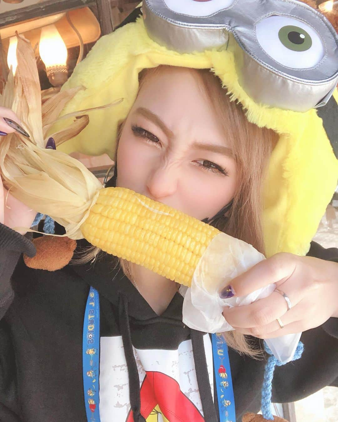 和栗汐里さんのインスタグラム写真 - (和栗汐里Instagram)「おいち🌽❤️ _ ハリポタのところの とうもろこし大好き！！☺︎ _ 甘くて身もしっかりしてて すごくおいしいよっ///💋 _ #ootd tops @spiralgirl_official  bottom @junkymood  bag @gucci  boots @emoda_official _ ちなみにパパ達と一緒に ユニバ行ってきたんだ🌍 久々の #親子 の 幸せな時間でしたっ！ 本当になかよしっ〜✌︎ _ #usj #ユニバ #もぐもぐ」11月6日 11時56分 - shipi0520