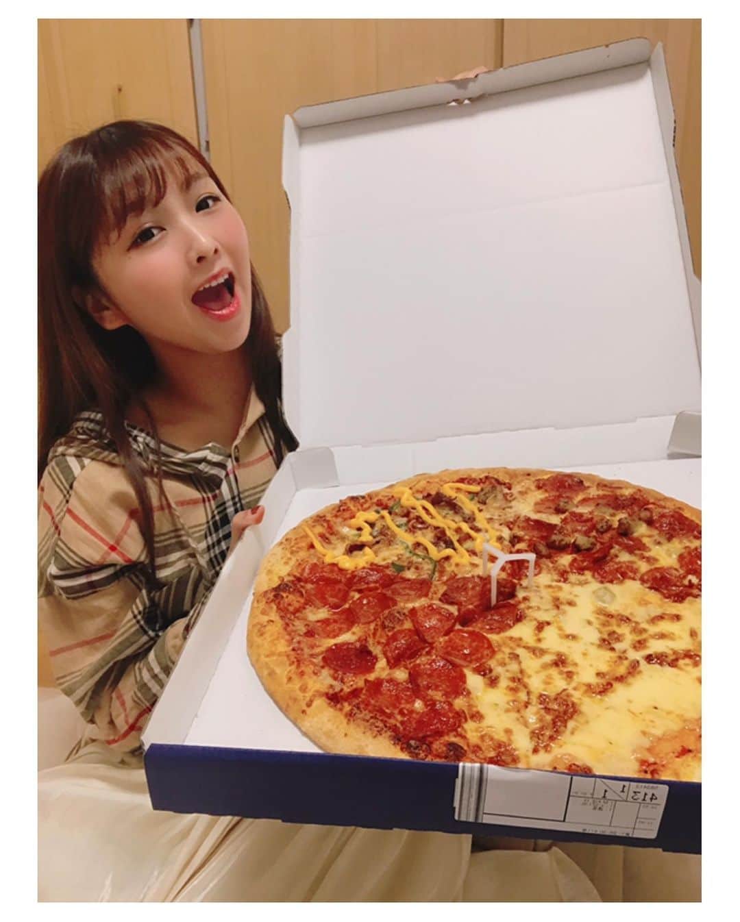 岩村捺未さんのインスタグラム写真 - (岩村捺未Instagram)「. こないだあんちゃんと 食べたドミノピザのNYサイズのピザ🍕😋 アメリカンサイズ！！！ さいっこー！！！ 味もチーズの味が好みでだいすっき！. 月1くらいでやってるけど次はお寿司🍣 かなあ？🥺 . . #なちゅの食いしん坊万歳 #なちゅログ #ピザ #ドミノピザ #大きいピザ #ご飯 #pizza」11月6日 12時06分 - iwamuranachu