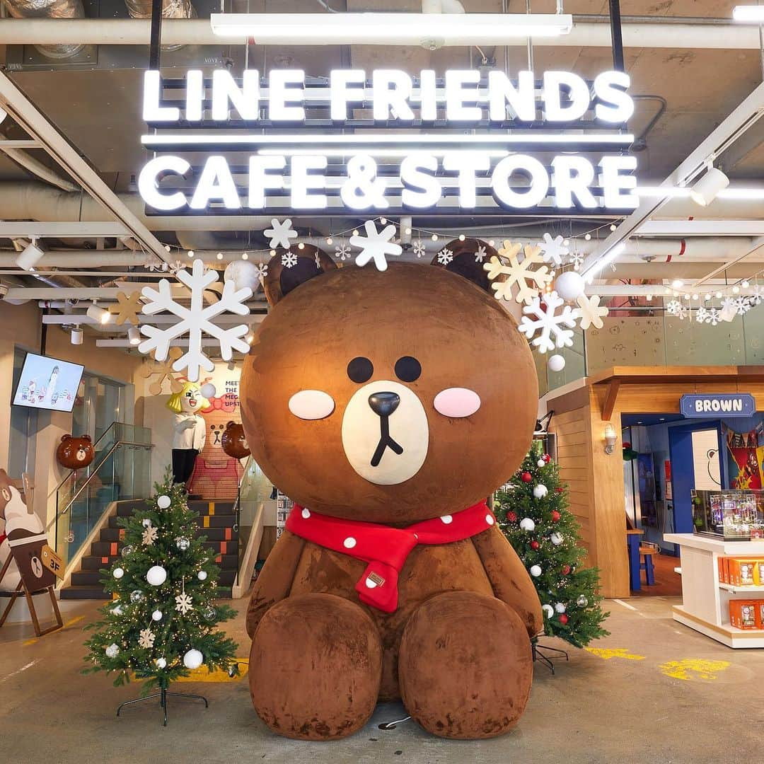 LINE FRIENDSさんのインスタグラム写真 - (LINE FRIENDSInstagram)「. Your winters day out will be a little less chilly.🎄 . #LINEFRIENDSSTORE #BROWN #WINTER #LINEFRIENDS」11月6日 12時00分 - linefriends