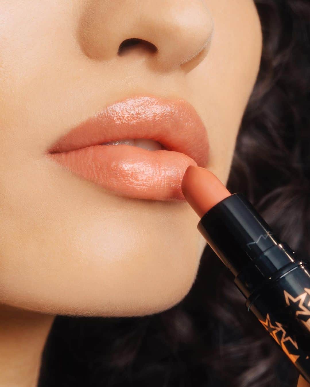 M∙A∙C Cosmetics Japanのインスタグラム：「ㅤ #MACクリスマスコフレ2019 を使ってホリデーメイク❄️ オンライン先行販売中のホリデーキット第2弾から、3本のミニサイズのリップスティックキットをチョイス✨ 美しいカラーと質感で口元を引き立てて。 ㅤ ㅤ *11/5(火)～ 公式オンライン先行販売中 *11/8(金) 全国発売 ㅤ ↓↓使用メイン製品↓↓ [ラッキー スターズ リップスティック キット]ニュートラル 💄ワンス アポン ザ スターズ: マディ ピンク ㅤ Photo: @takaki_iwata Model: @offi.sakura Makeup: @rumikoikedaharrismakeup @mac_ryoko Daiki Shimizu @macpro_tokyo Hair: @gxxxxxo Direction: @aiaizm ㅤ #MACHoliday ㅤ ㅤ ㅤ ㅤ ㅤ #MACCosmeticsJapan #MACコスメ #MACCosmetics #コスメ #メイク #ホリデー #コフレ #クリスマスコフレ #クリスマスコフレ2019 #ホリデーシーズン #クリスマスプレゼント #リップ #口紅 #ミニリップ #ベージュリップ #ホリデーコフレ #ピンクリップ #makeup #cosme #cosmetics #holiday #holidaymakeup #holidaycollection #lipmakeup #holiday2019」