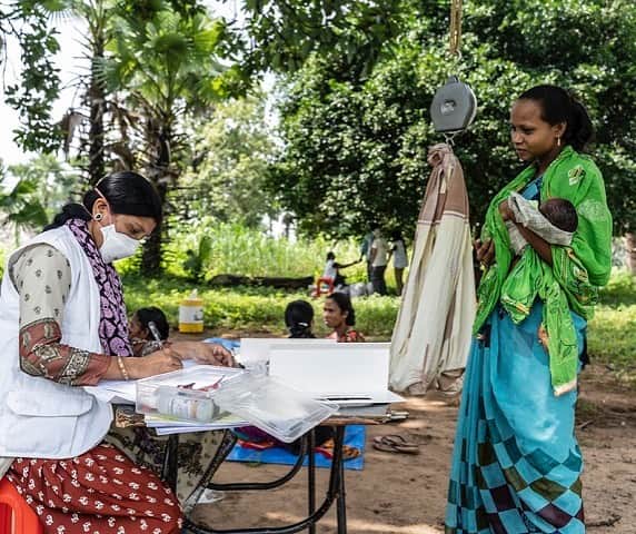 国境なき医師団さんのインスタグラム写真 - (国境なき医師団Instagram)「赤ちゃんを連れた女性が、国境なき医師団（MSF）の移動診療所を訪ねてきました。女性は、自分の年齢が分からないとのこと。生まれて間もない赤ちゃんにも、まだ名前はありません。 .  ここは、インドの中心に位置するチャッティースガル州。ここでは20年以上前から政府と極左グループとの紛争状態が続いています。 .  国境なき医師団（MSF）は2006年に、この地域で活動を始めました。医療施設の数は少なく、距離も遠いためです。紛争の影響を受けた人たちを対象に、プライマリ・ヘルスケアを提供。また、患者さんのマラリアや呼吸器感染症、肺炎などを治療しています。 ----------------- インドについての活動ニュースは公式サイトから。プロフィールのURLリンクからどうぞ→@msf_japan . ----------------- Photo © Tadeu Andre/MSF  #国境なき医師団 #MSF #インド #移動診療所 #赤ちゃん #紛争　#プライマリ #ヘルス　#ケア #元気 #photooftheday #写真部 #写真好きな人と繋がりたい」11月6日 12時01分 - msf_japan
