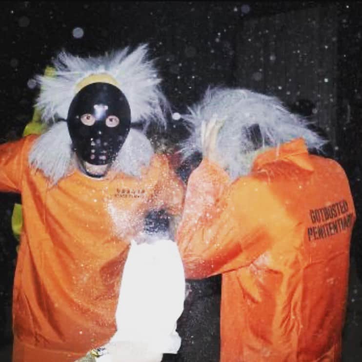 ルーク・ベンワードのインスタグラム：「Who knew Halloween in LA was so snowy 📷: @patrickhoelck」