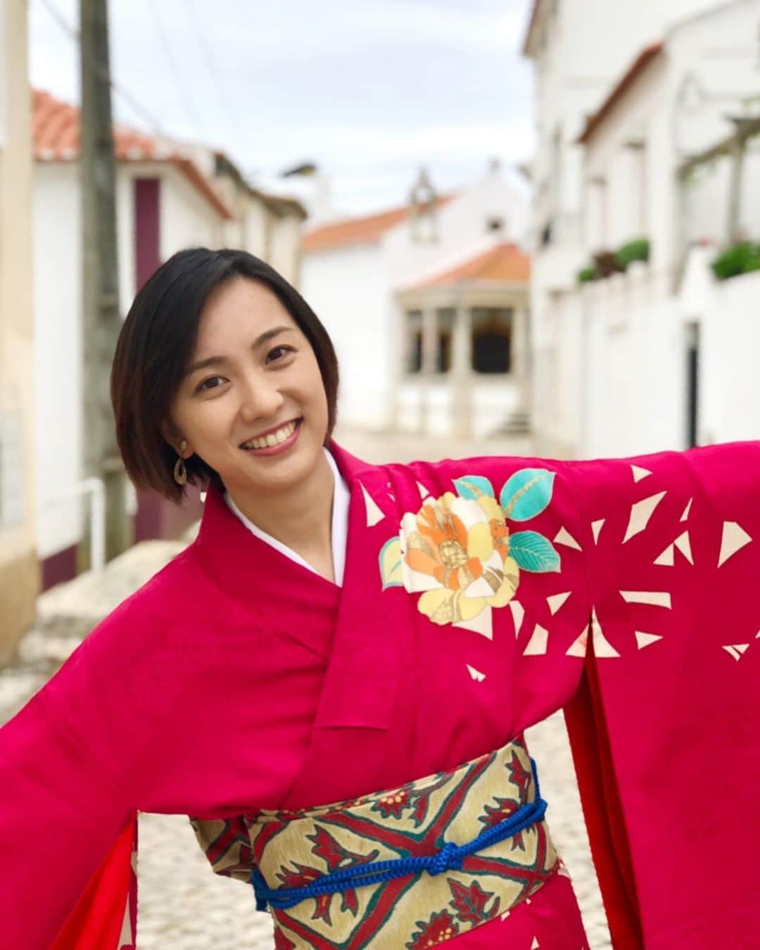 今村沙緒里のインスタグラム：「ART&TUR2019✈️ ポルトガルで行われた 国際観光映像祭に参加してきました！ 私たちはFACTORY部門に招待され、 日本チームで参加。 4年ぶりの須藤カンジ監督、木川剛志プロデューサー、 アシスタントの麻友ちゃんと映像作品をつくりました。 "SOUND of CENTRO" プロフィールページにリンク貼りました🎬 ぜひ、みてみてください＊ ・ Cast 今村沙緒里 Director /Writer 須藤カンジ Producer / Cinematographer 木川剛志 Production manager 関戸麻友 Location manager Aires Pedro  Angela Vitoria ・ 2週間の滞在期間中に、ロケハン、撮影、編集、完成、 スクリーニング、審査、映像フェスティバル参加！と 超ハードな日程で倒れそうでしたが、 本当に、豊かな毎日でした☺︎ 撮影地はPortugalのTorres Vedras。 映像祭では、"名誉賞"いただきました。 個人的に、新しいことにも挑戦しました。 このプロジェクトのために1ヶ月練習し、 絶望しながらがんばりました。笑 千葉先生、ありがとう＊ チームJAPANのみなさん、ありがとう。 出会えたすべての方々、応援してくれた方々 ありがとうございます。 シェアしていただけたら、みんな喜びます！ よろしくお願いします❤︎ Saori ・ ART & TUR2019 International Tourism Festival in Portugal！ We were invited to the FACTORY section. During two weeks, location hunting, shooting, editing, completion, screening, film festival！ This is hard schedule, but it was very exciting and wonderful project！！ Everyday thinking,feeling,meetings ... Like the origin of Creation. Please check our film "SOUND of CENTRO" (top page link→)💜💜💜 #film #movie #artandtur #portugal #japan #thanks #チームJAPAN」