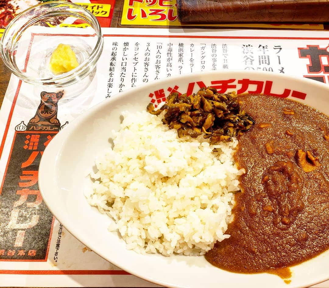 植竹拓さんのインスタグラム写真 - (植竹拓Instagram)「渋谷ハチカレーの新メニュー「ガングロカレー」 ニンニクが効いたQちゃんの付け合わせが癖になる。 これまでのハチカレーとは全くの別物で野菜の旨味が凄い。 味強め(黒)  #渋谷 #ハチカレー #ガングロカレー #ニンニクカレー #渋谷ハチカレー #ガン黒カレー #カレー #カレーライス」11月6日 12時14分 - hiromu0820