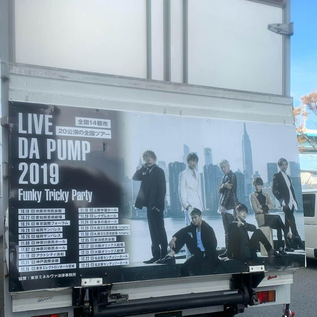 ISSA さんのインスタグラム写真 - (ISSA Instagram)「‪「LIVE DA PUMP 2019 Funky Tricky Party」本日から２日間は神奈川県民ホール🤩 ‪グッズも見て全員参加の楽曲は歌って踊ってね👍  #livedapump2019funkytrickyparty ‬ ‪#本日6公演目 ‬ ‪#明日7公演目 ‪#全員参加型ライブ ‬ ‪#funkyでtrickyなparty ‬ #ラッピングツアートラック」11月6日 12時16分 - issa_hentona