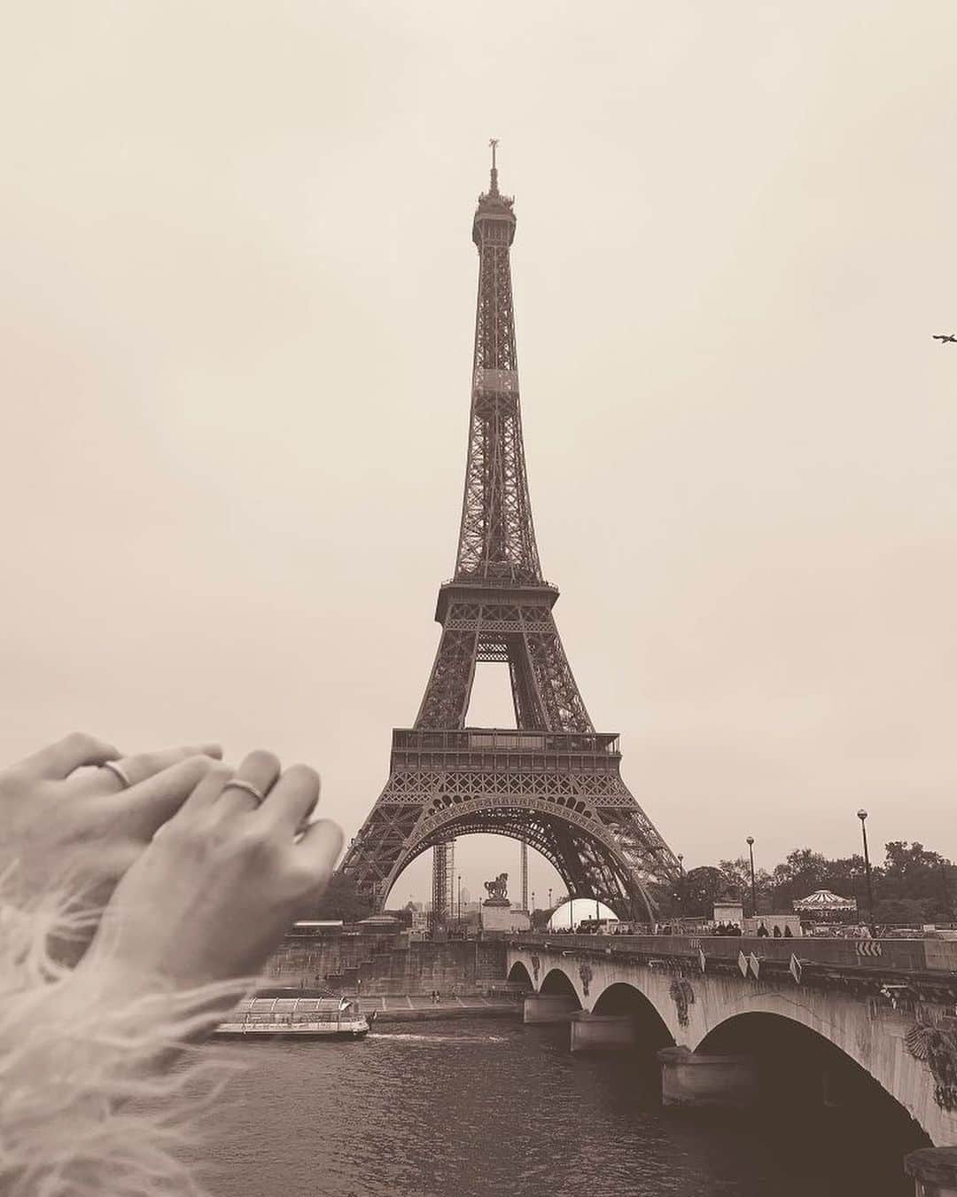 畑有里紗さんのインスタグラム写真 - (畑有里紗Instagram)「Eiffel Tower💍 Let's come again !! . @sho_arii.wedding  #新婚旅行#結婚1周年#EiffelTower#paris#パリ観光#エッフェル塔#フランス#ariitrip#France#パリ#旅行好き#夫婦#ヨーロッパ旅行#旅行#ありーとしょーちゃん」11月6日 12時19分 - arii_m36