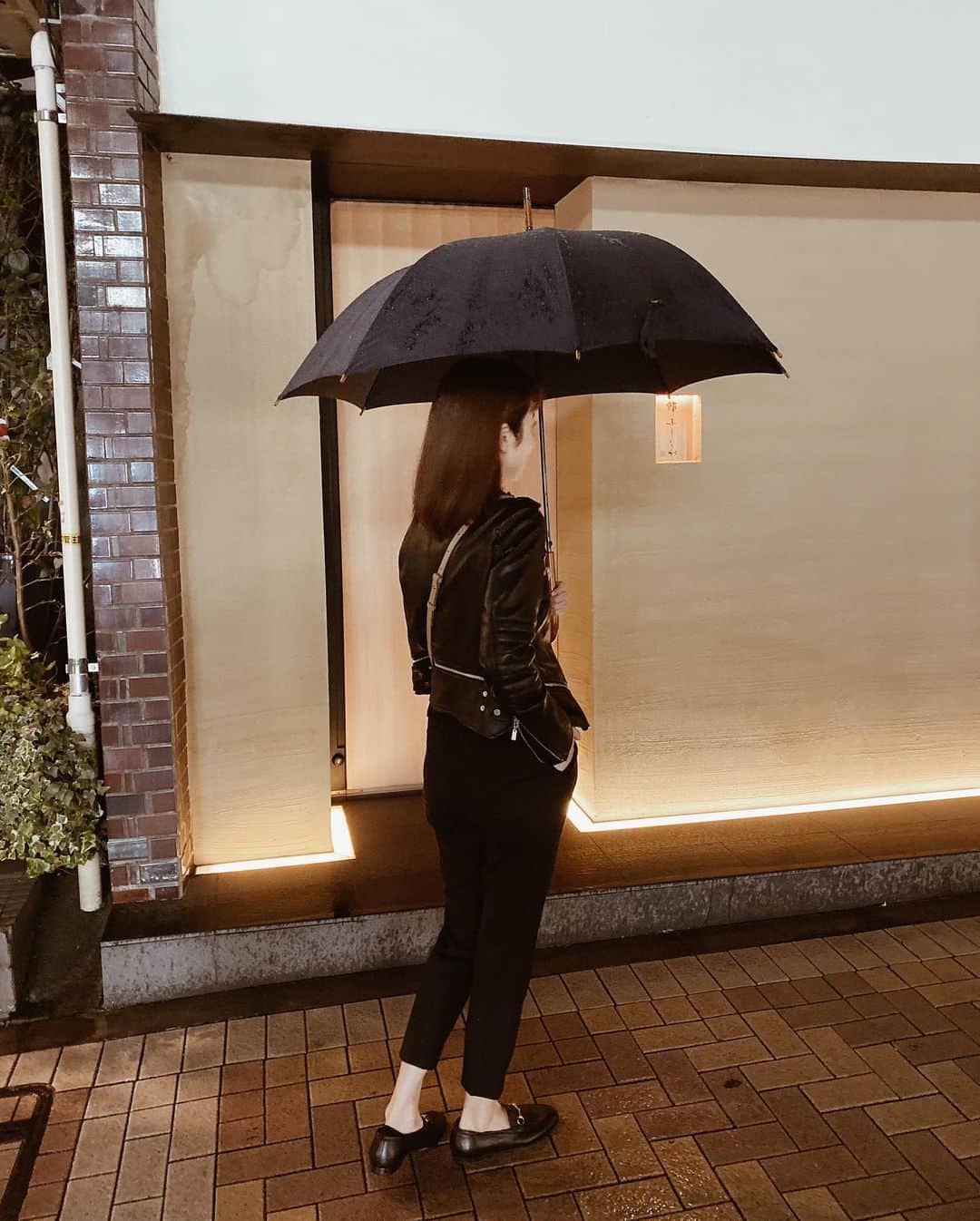 Shokoさんのインスタグラム写真 - (ShokoInstagram)「＊Tokyo＊ This time back in Tokyo I was craving for some good and real Edomae sushi so I just had to go to my one and only. ・ This is an invitation only place (yes some places in Tokyo is like this). You need to know the chef and to make booking it’s almost a year wait. ・ I’ve known the chef for 12 years now and I have his personal mobile so I took my chance. At first he said it’s fully booked till 2020 April but miracle happens (someone canceled last min) and I was able to go! Probably my ‘sushi need’ was stronger😅 ・ Anyways I’m sure many of you like sushi and go to sushi counters to eat so hope to share the manners, do’s and don’ts of having sushi later on my Story. Probably late this evening after baby sleeps...」11月6日 12時22分 - simplytokyo